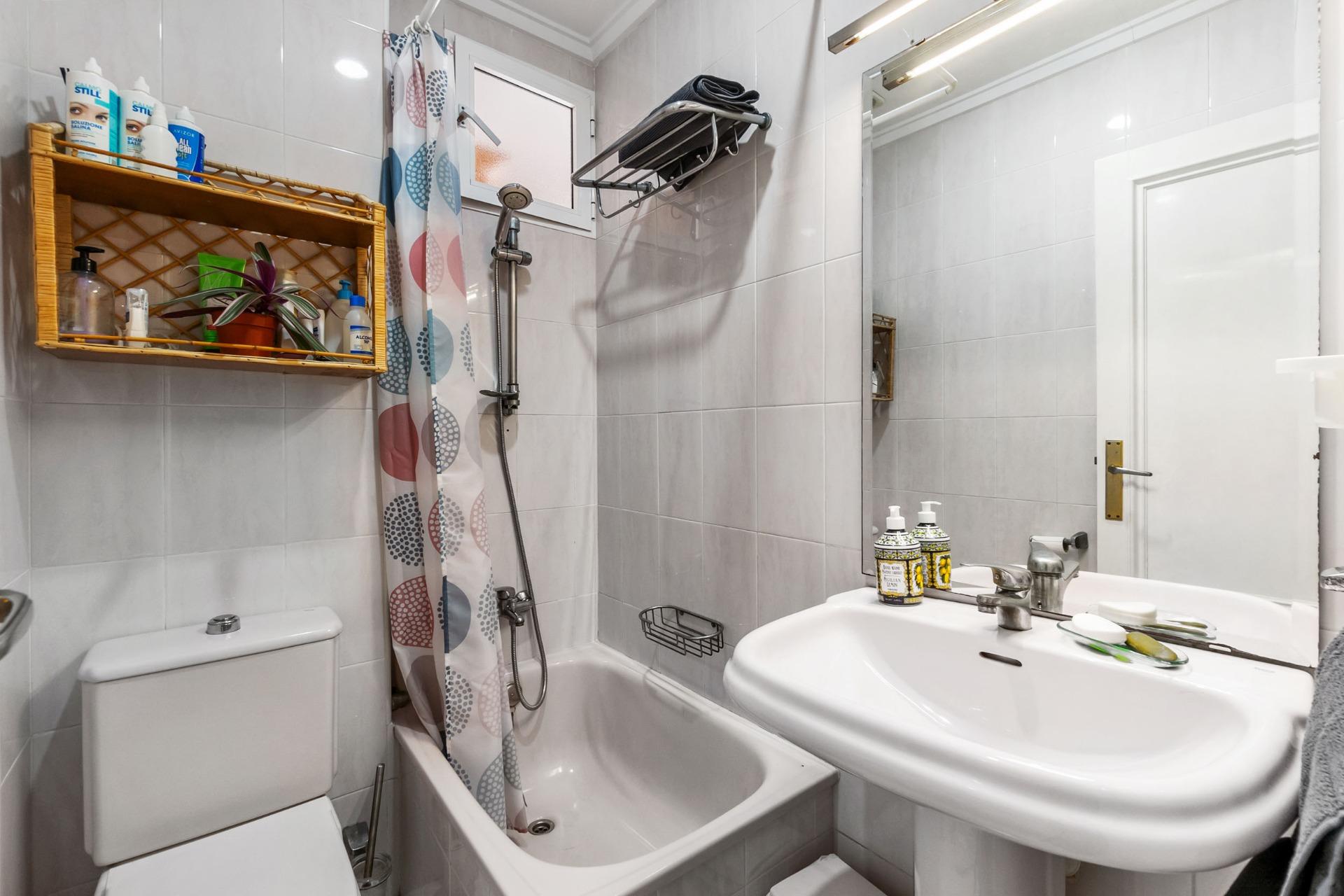 For sale - 4 Bedroom 2 Bathroom Apartment in Torrevieja - Centro - Muelle Pesquero  - Alicante