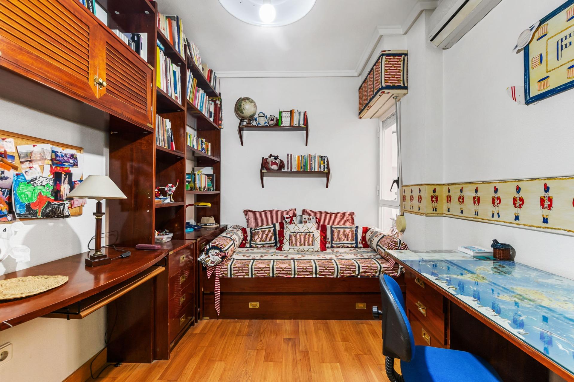 For sale - 4 Bedroom 2 Bathroom Apartment in Torrevieja - Centro - Muelle Pesquero  - Alicante