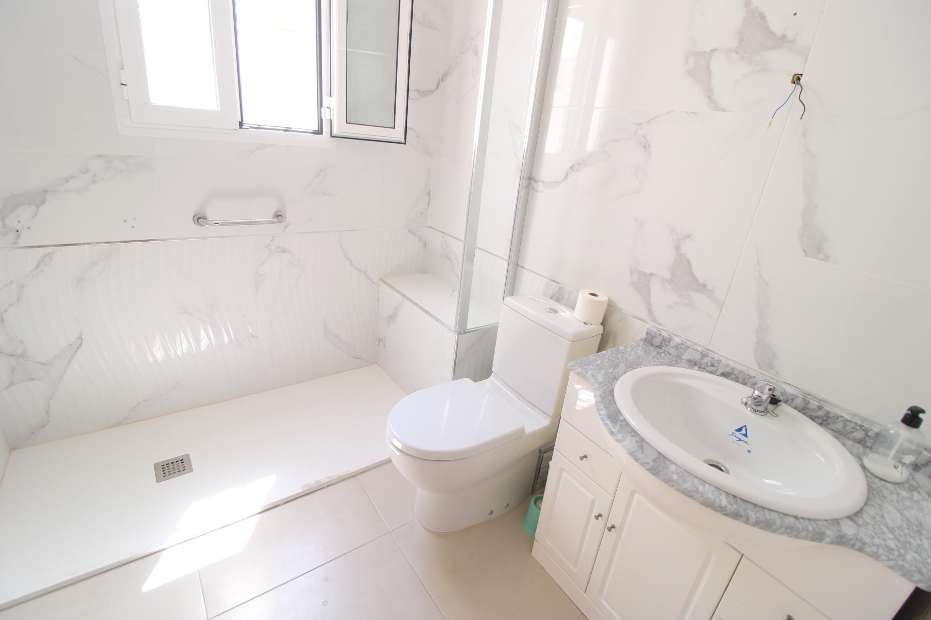 For sale - 3 Bedroom 2 Bathroom Apartment in Torrevieja - Torrevieja  - Alicante