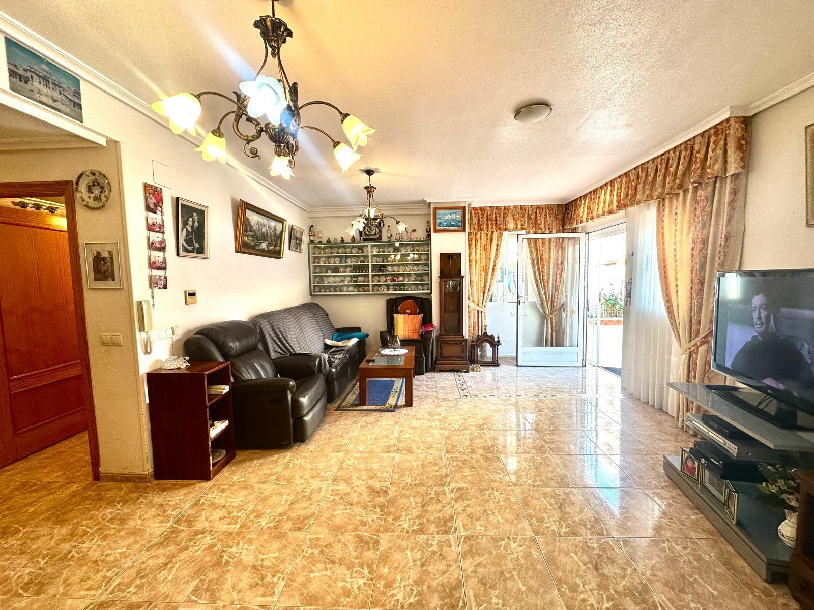 For sale - 3 Bedroom 2 Bathroom Apartment in Torrevieja - Playa Del Cura  - Alicante