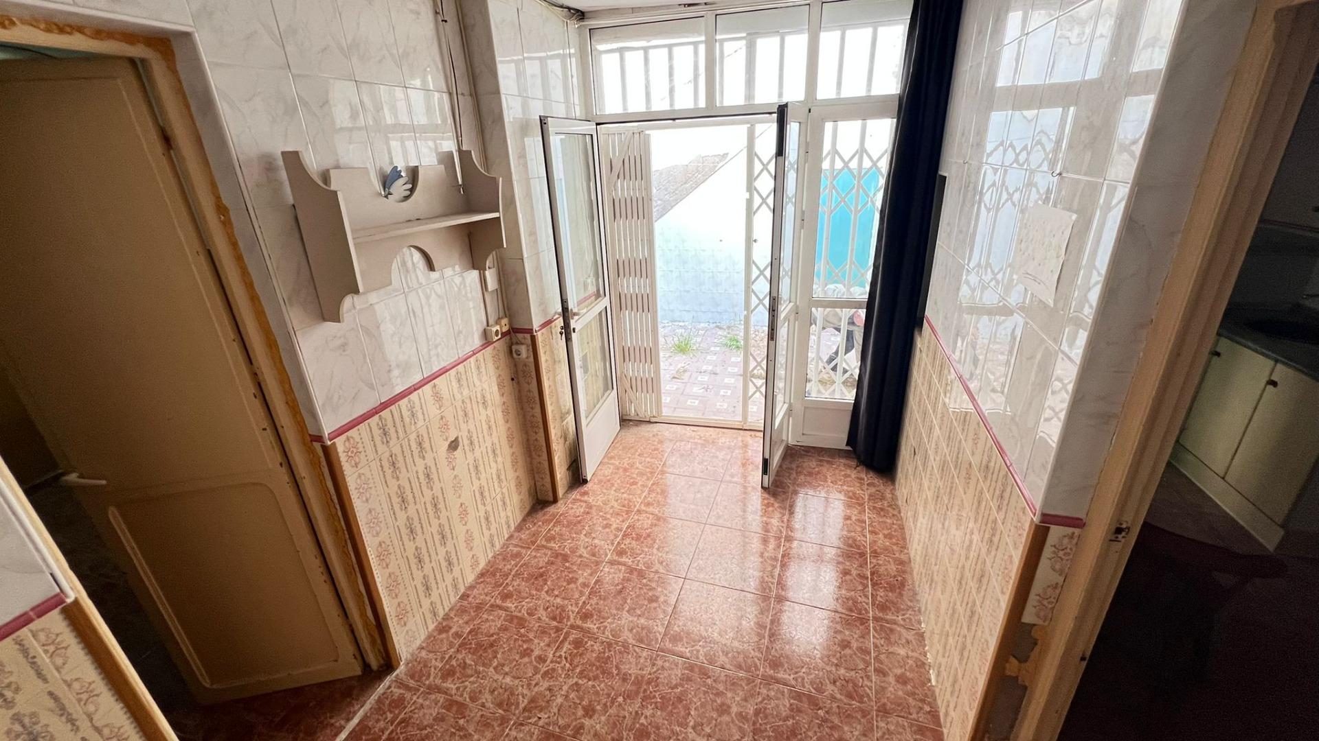 For sale - 4 Bedroom 1 Bathroom Apartment in Torrevieja - Torrevieja  - Alicante