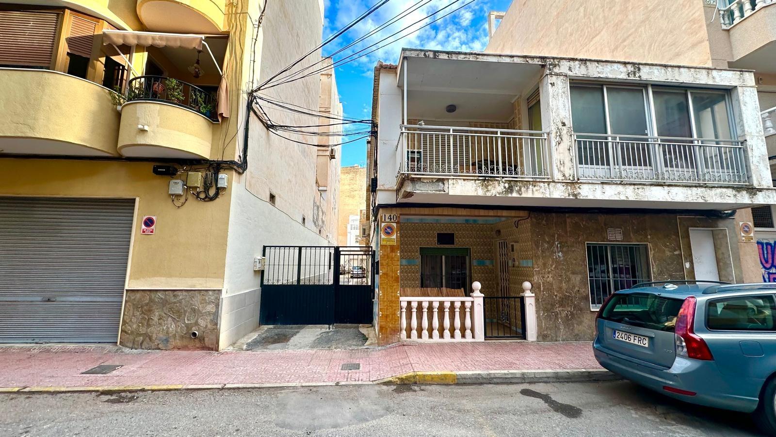 For sale - 4 Bedroom 2 Bathroom Town House in Torrevieja - Playa Del Cura  - Alicante