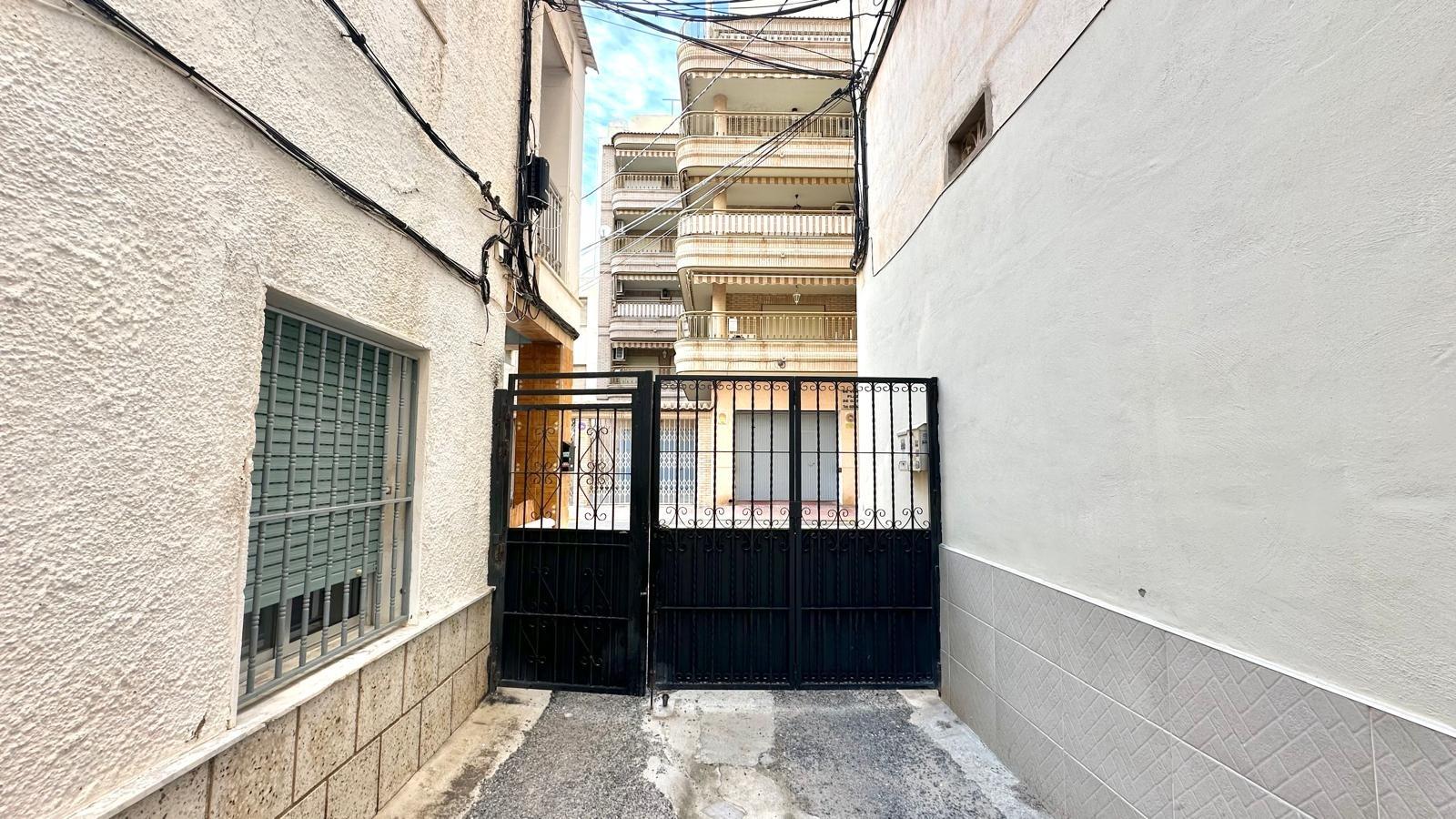 For sale - 4 Bedroom 2 Bathroom Town House in Torrevieja - Playa Del Cura  - Alicante