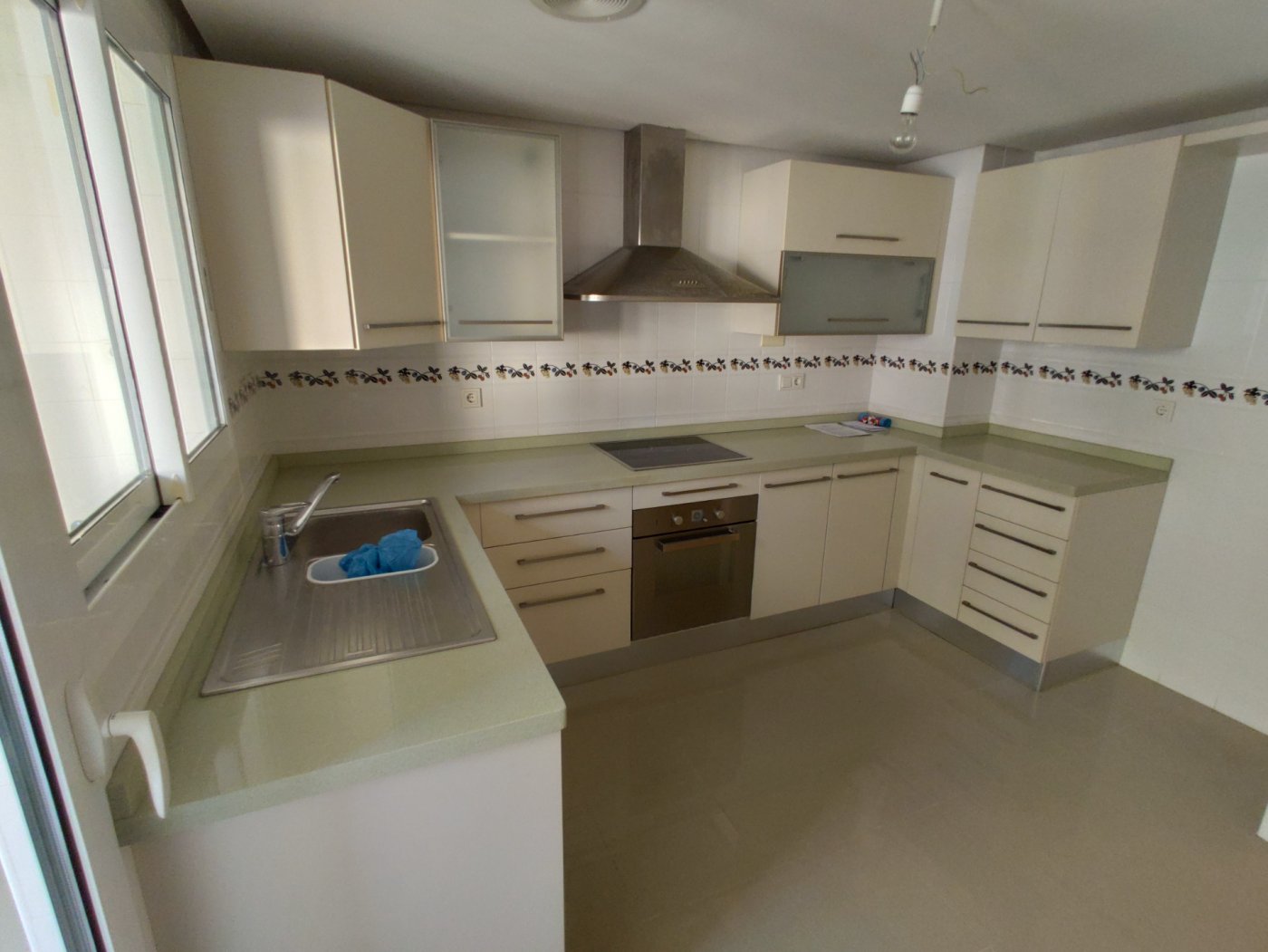 For sale - 3 Bedroom 2 Bathroom Apartment in Torrevieja - Puerto  - Alicante