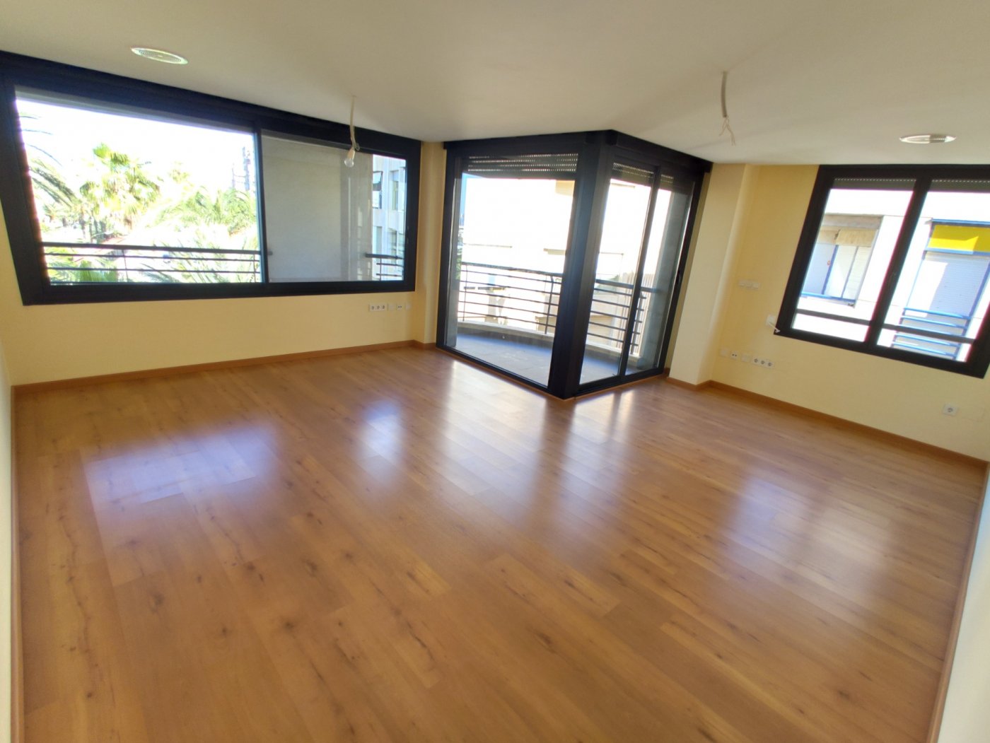 For sale - 3 Bedroom 2 Bathroom Apartment in Torrevieja - Puerto  - Alicante