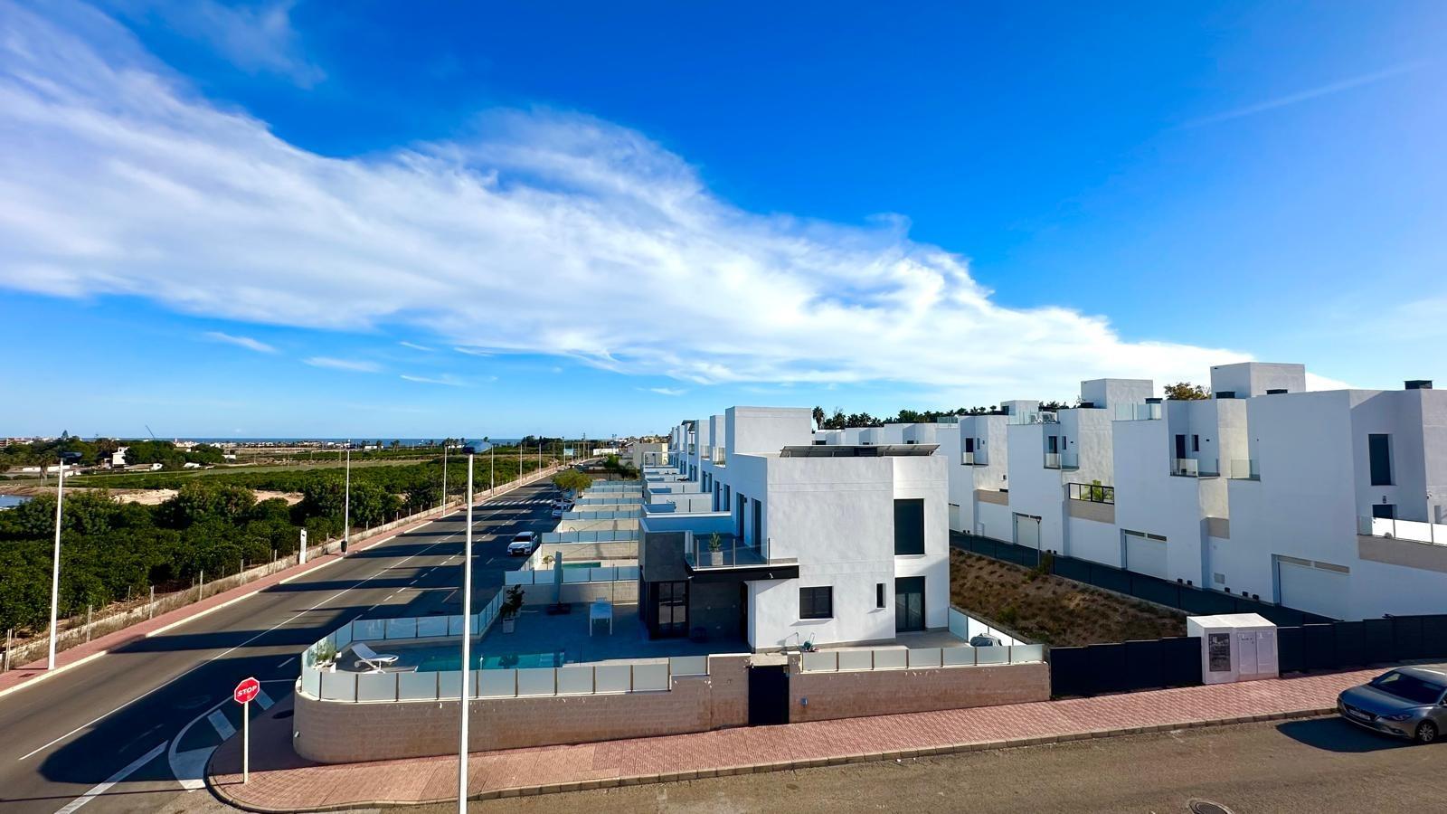 For sale - 4 Bedroom 3 Bathroom Town House in Torrevieja - La Siesta  - Alicante