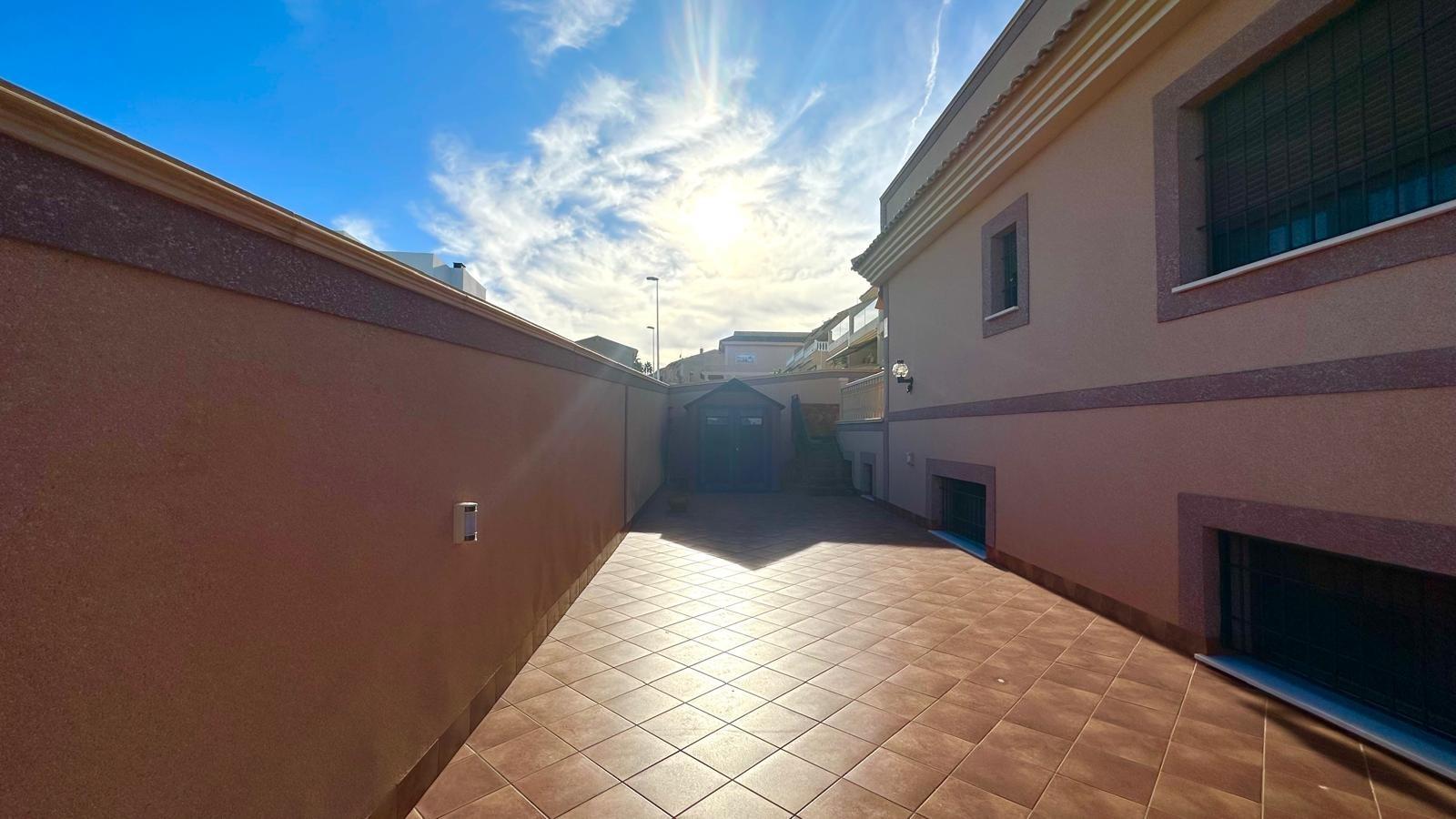For sale - 4 Bedroom 3 Bathroom Town House in Torrevieja - La Siesta  - Alicante