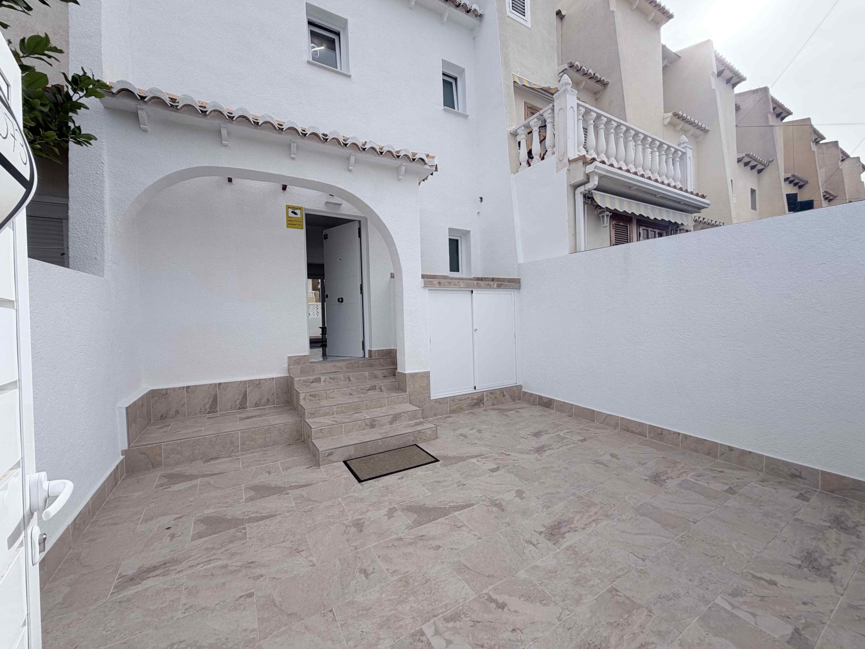 For sale - 3 Bedroom 2 Bathroom Town House in Torrevieja - Costa Blanca  - Alicante