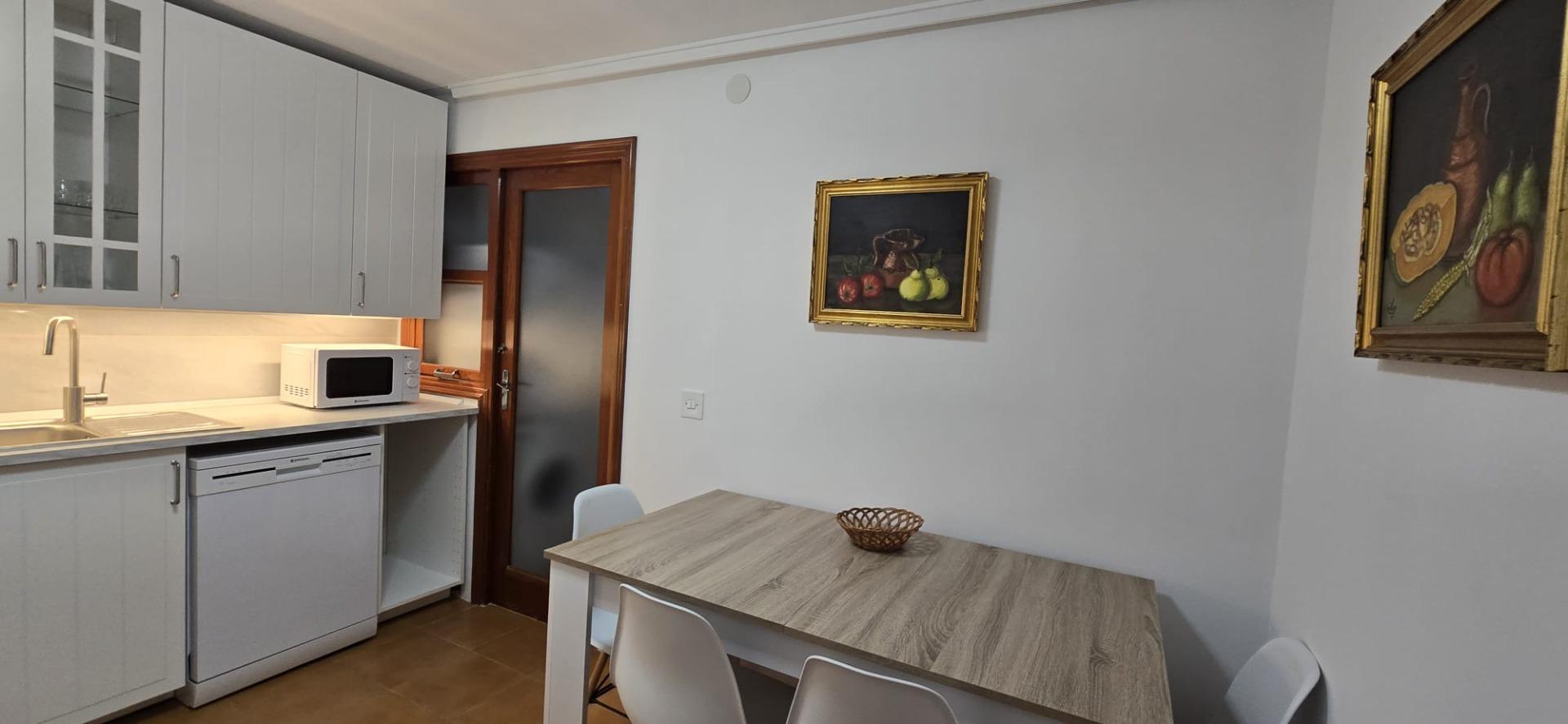 For sale - 4 Bedroom 2 Bathroom Apartment in Torrevieja - Centro  - Alicante