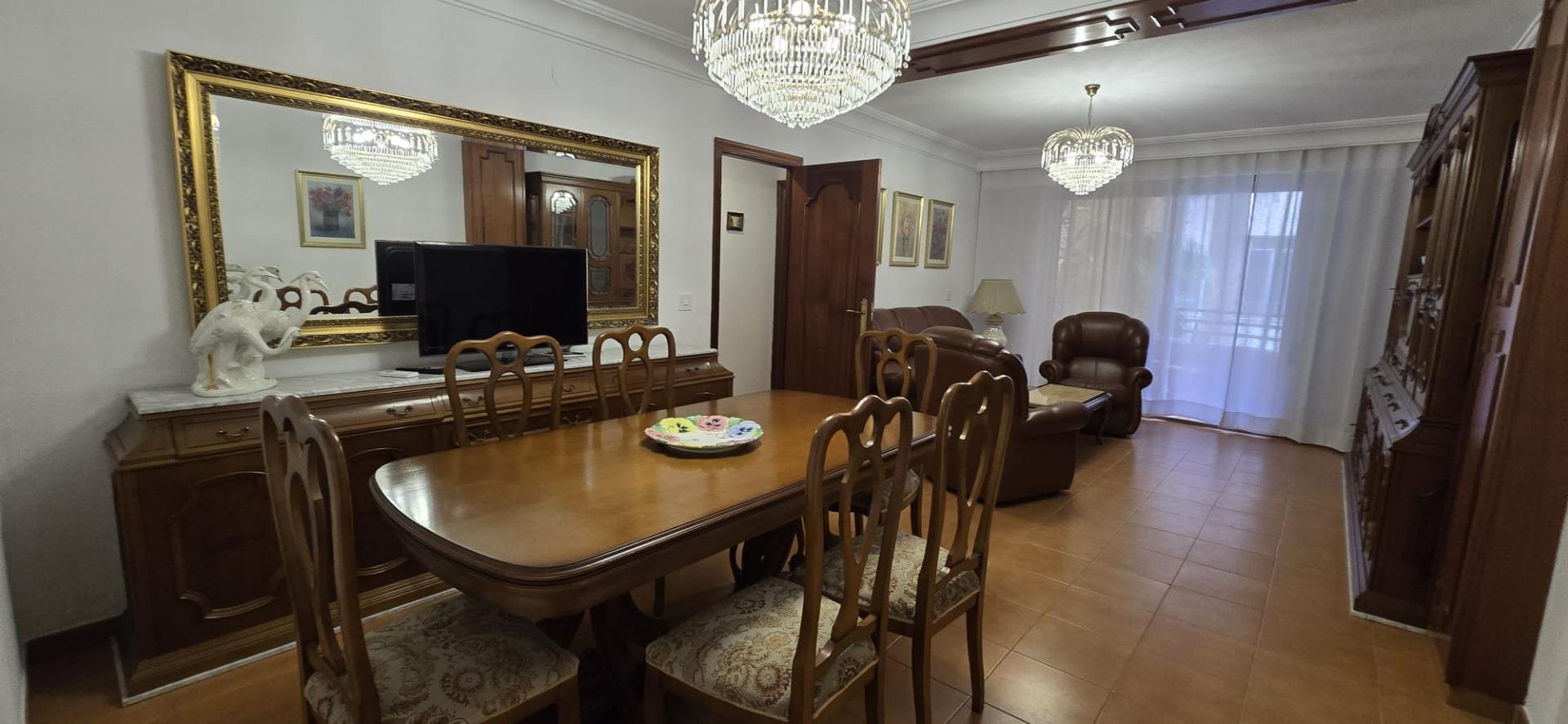 For sale - 4 Bedroom 2 Bathroom Apartment in Torrevieja - Centro  - Alicante