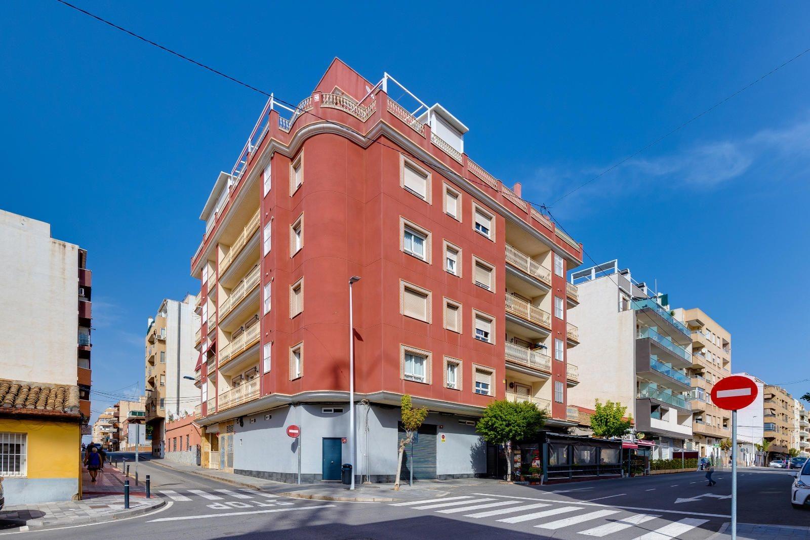 For sale - 3 Bedroom 2 Bathroom Apartment in Torrevieja - Centro  - Alicante