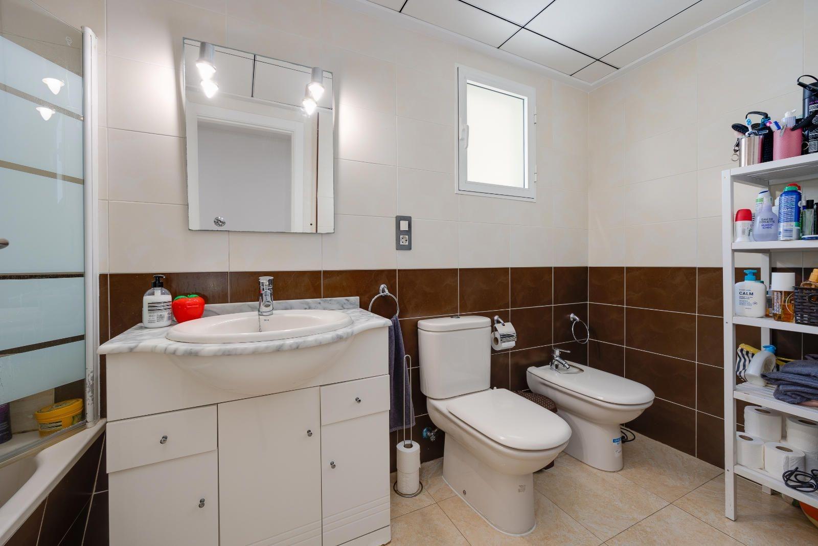 For sale - 3 Bedroom 2 Bathroom Apartment in Torrevieja - Centro  - Alicante