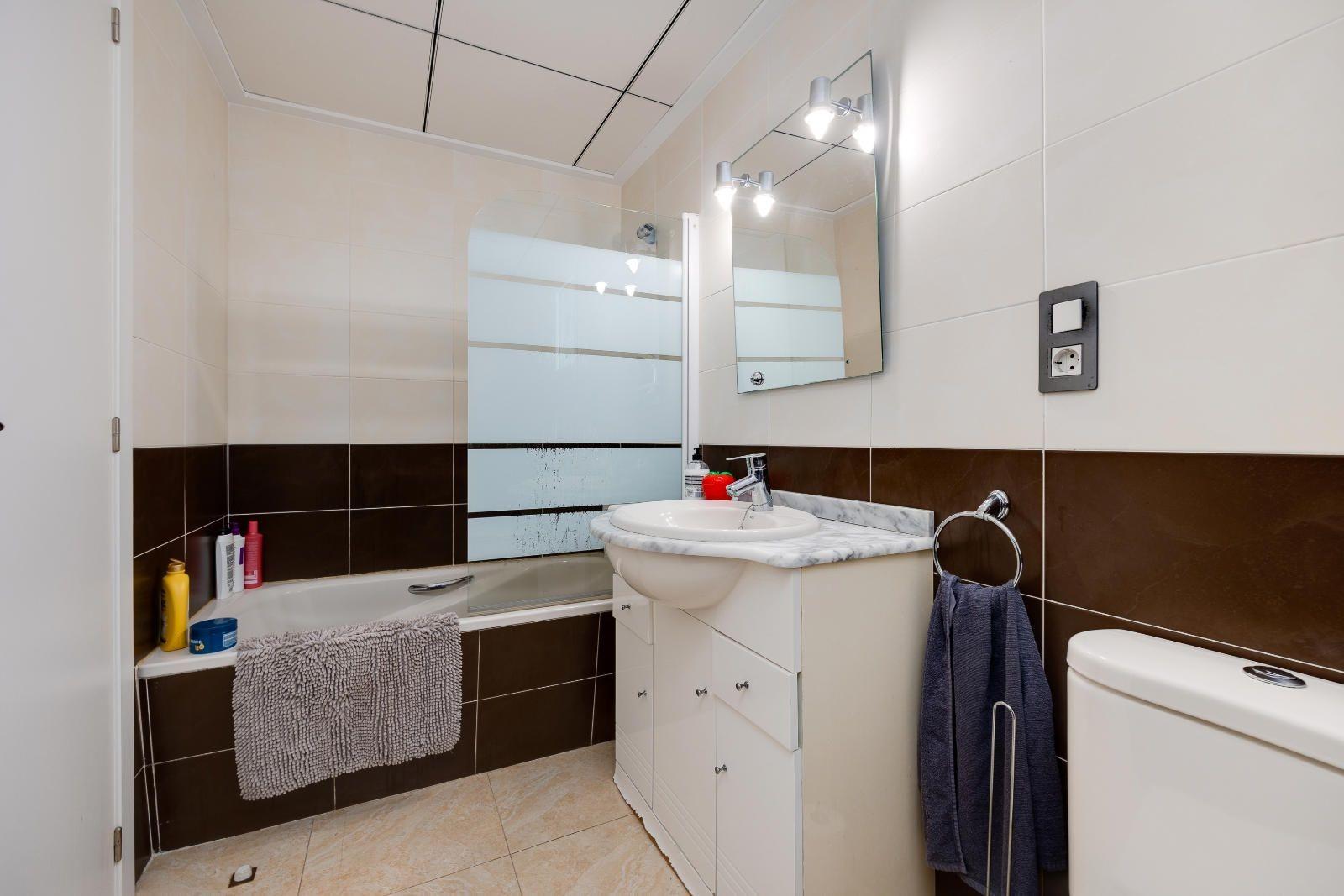 For sale - 3 Bedroom 2 Bathroom Apartment in Torrevieja - Centro  - Alicante