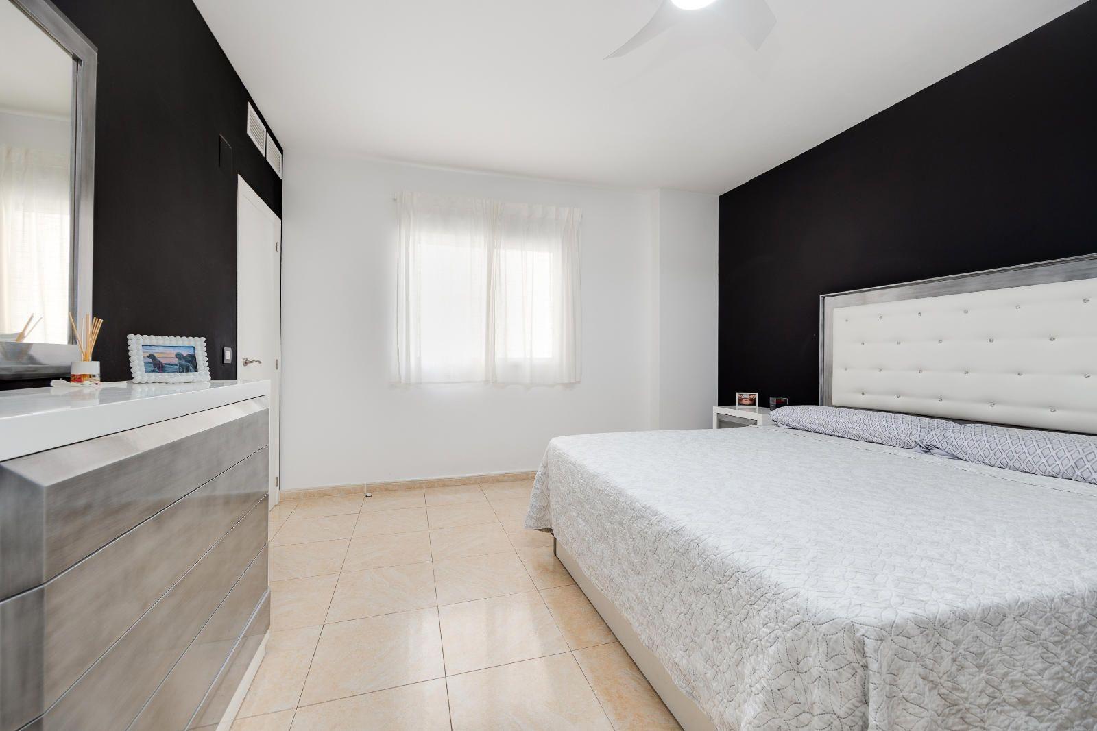 For sale - 3 Bedroom 2 Bathroom Apartment in Torrevieja - Centro  - Alicante