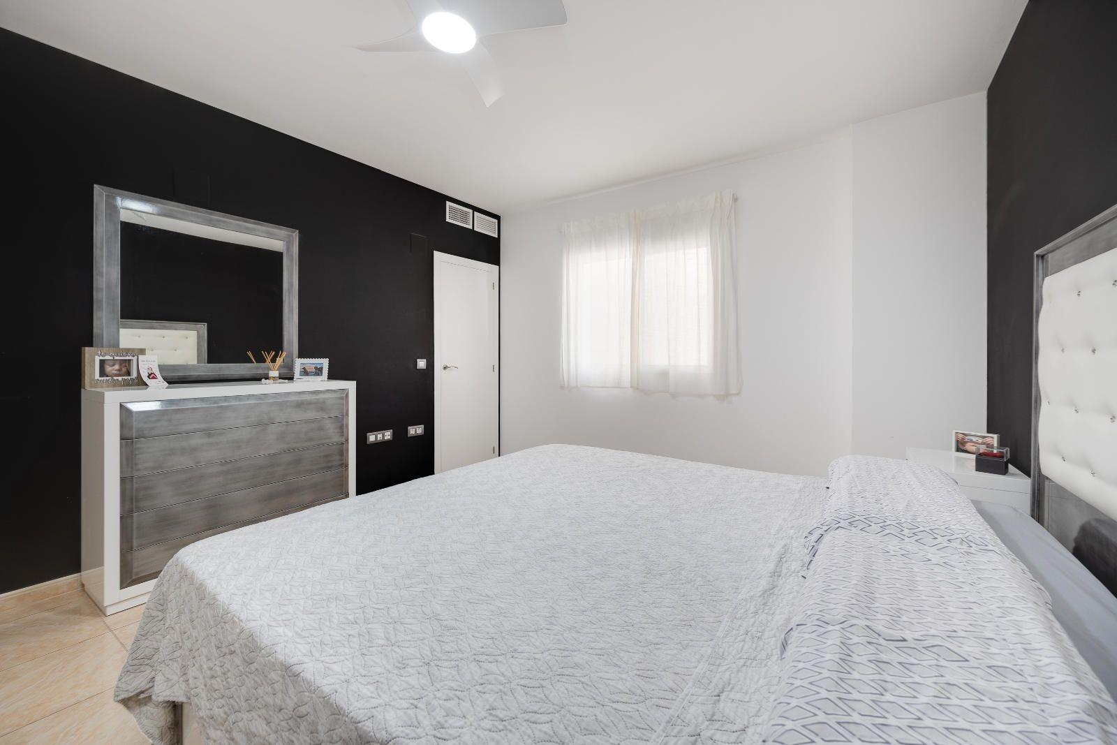 For sale - 3 Bedroom 2 Bathroom Apartment in Torrevieja - Centro  - Alicante