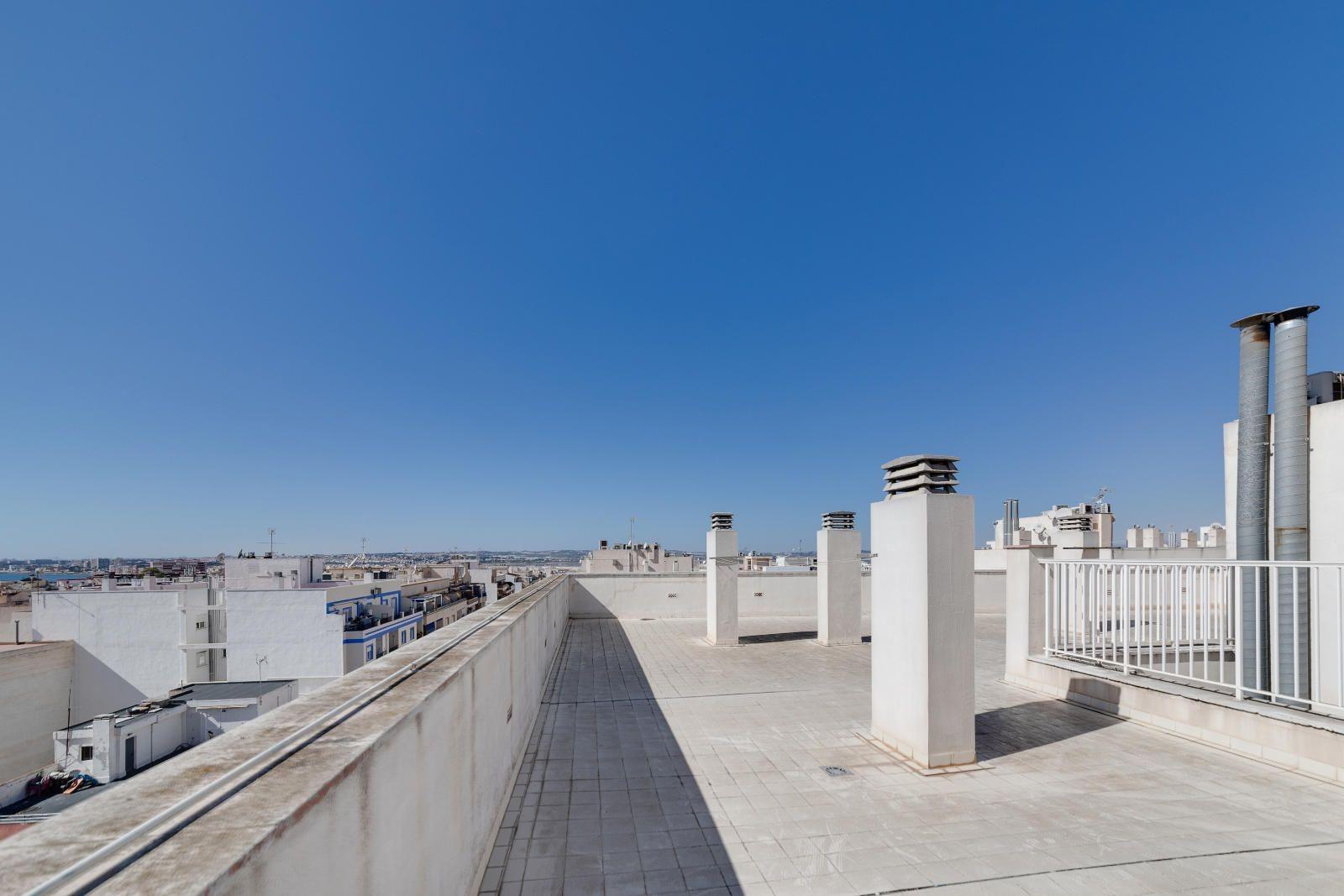 For sale - 3 Bedroom 2 Bathroom Apartment in Torrevieja - Centro  - Alicante