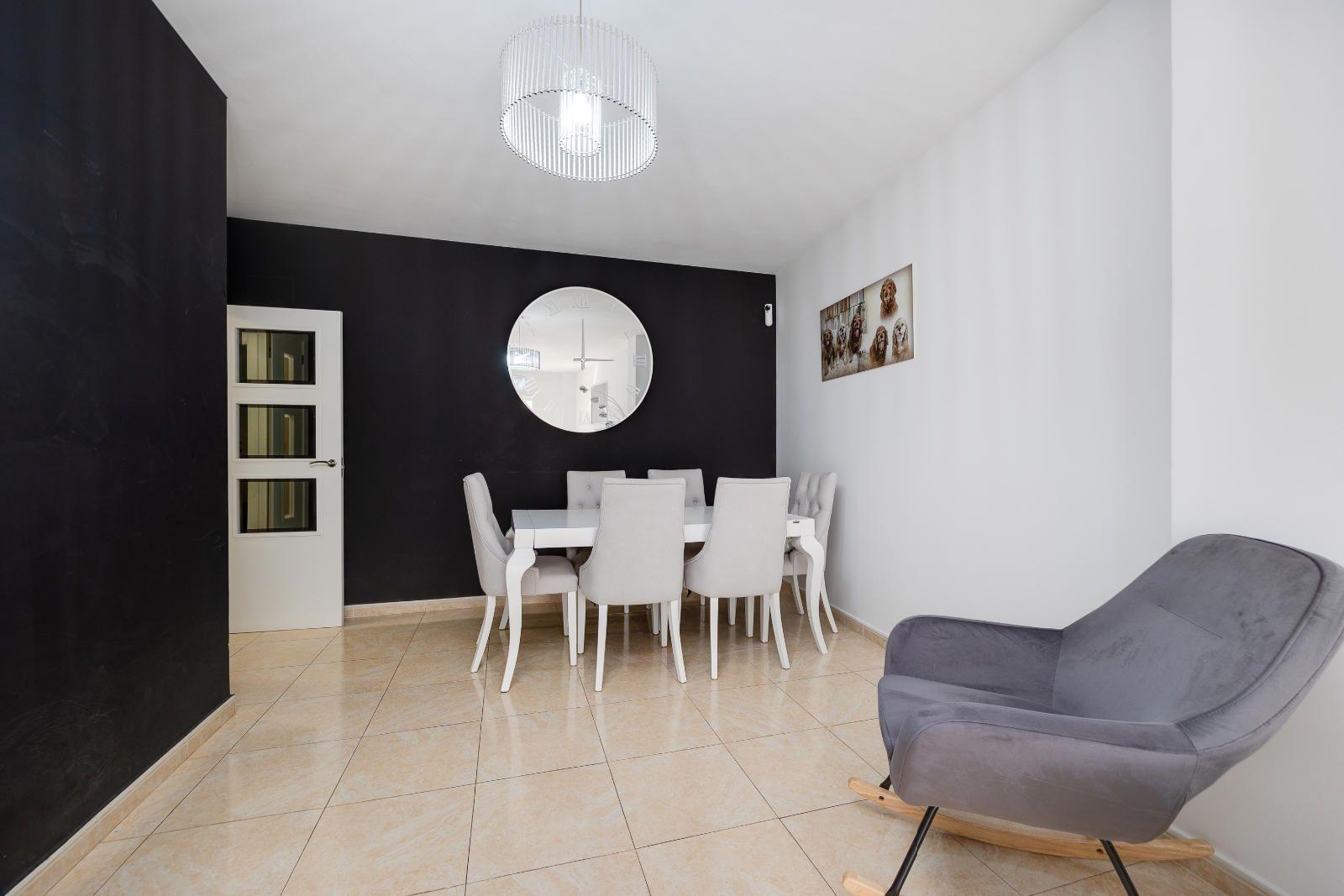 For sale - 3 Bedroom 2 Bathroom Apartment in Torrevieja - Centro  - Alicante