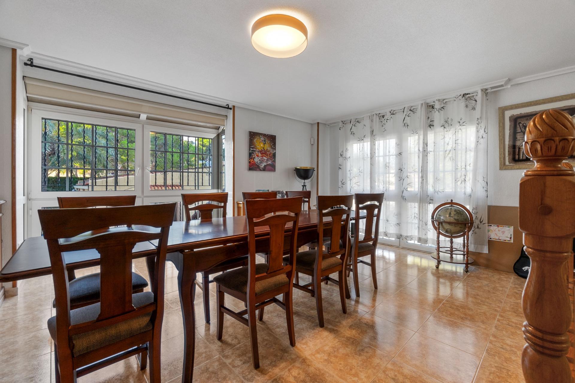 For sale - 4 Bedroom 3 Bathroom Villa in Torrevieja - Los Balcones  - Alicante