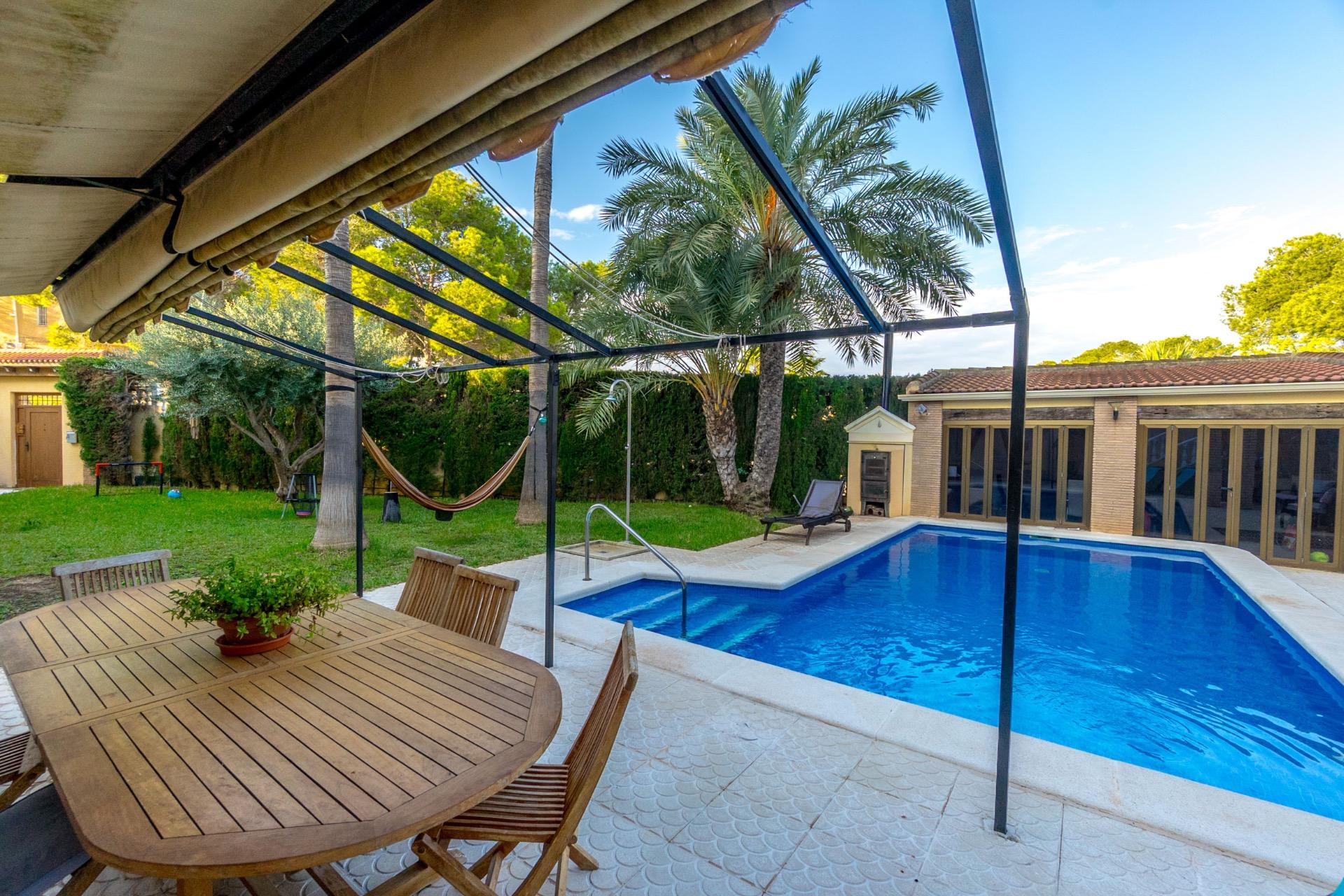 For sale - 4 Bedroom 3 Bathroom Villa in Torrevieja - Los Balcones  - Alicante