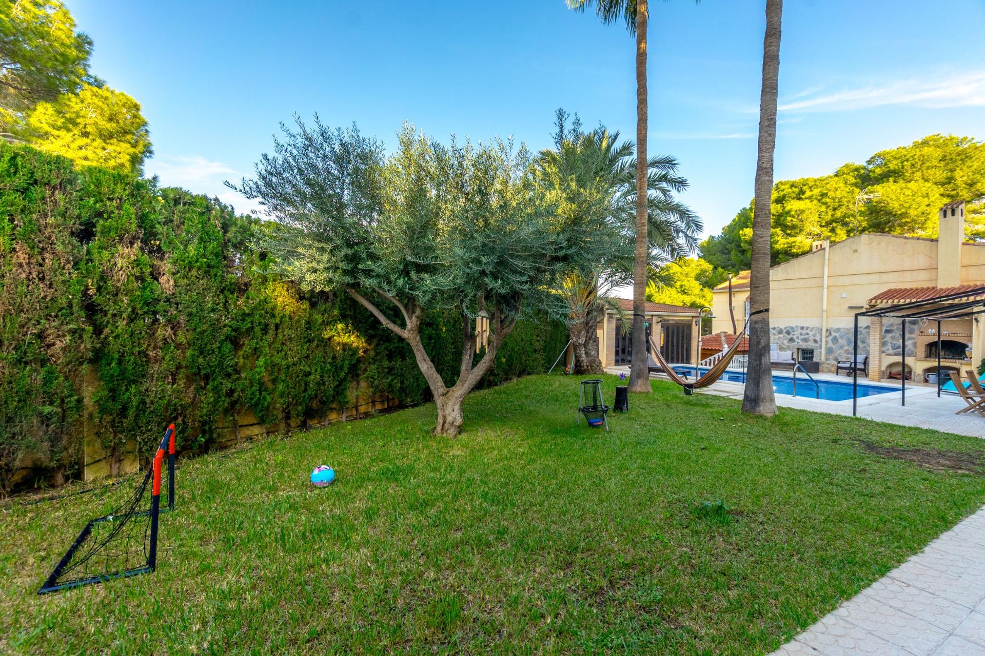 For sale - 4 Bedroom 3 Bathroom Villa in Torrevieja - Los Balcones  - Alicante