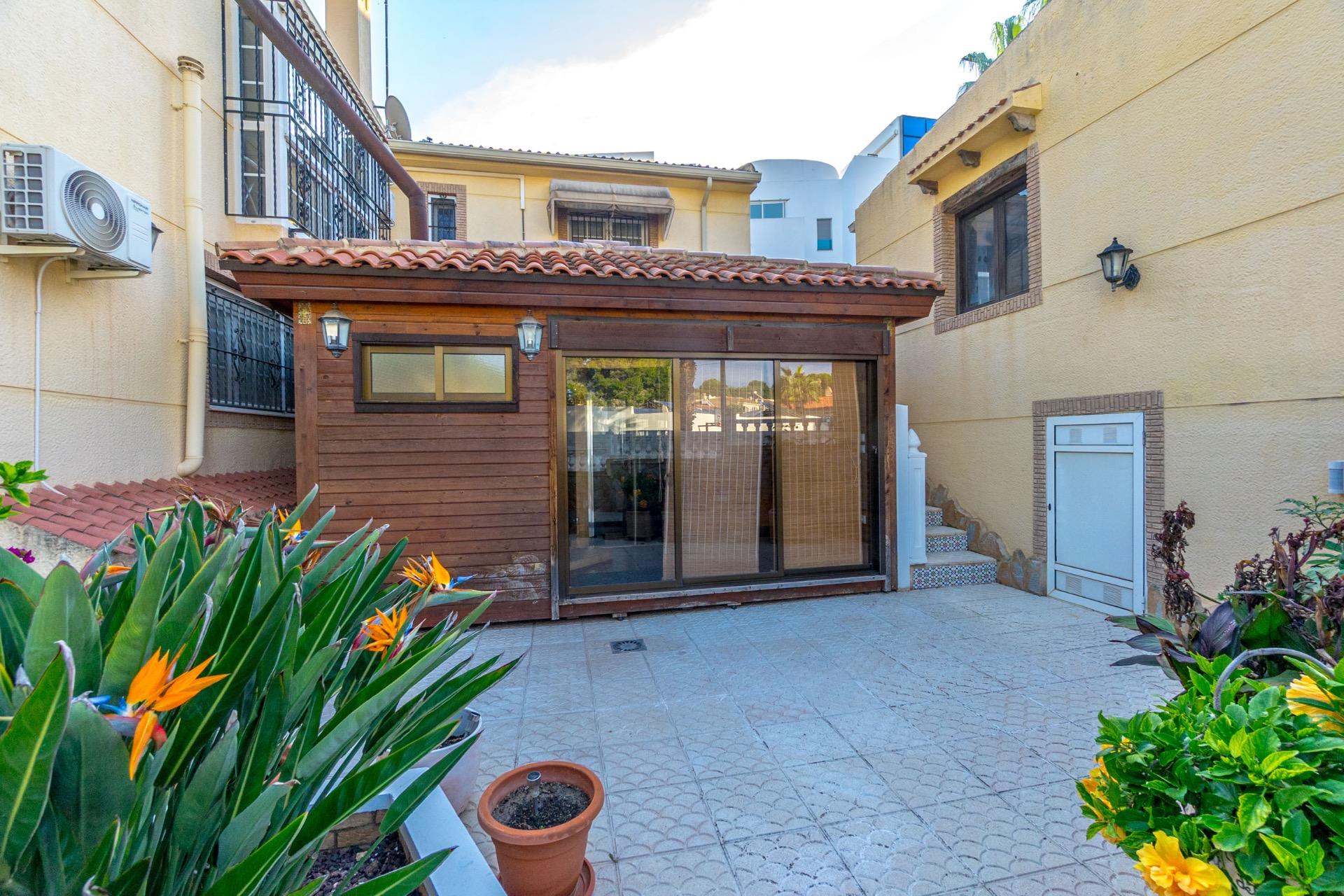 For sale - 4 Bedroom 3 Bathroom Villa in Torrevieja - Los Balcones  - Alicante