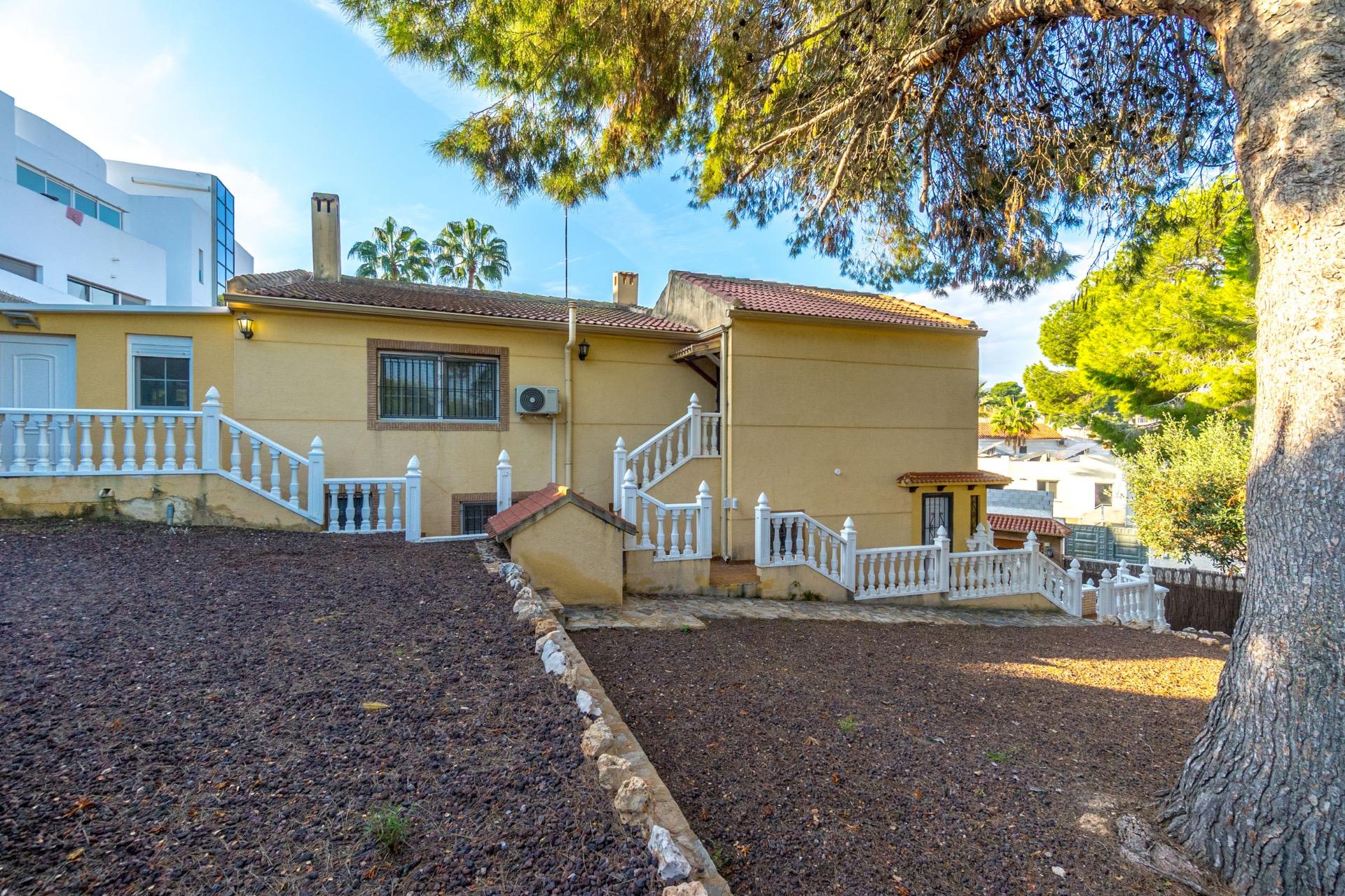 For sale - 4 Bedroom 3 Bathroom Villa in Torrevieja - Los Balcones  - Alicante