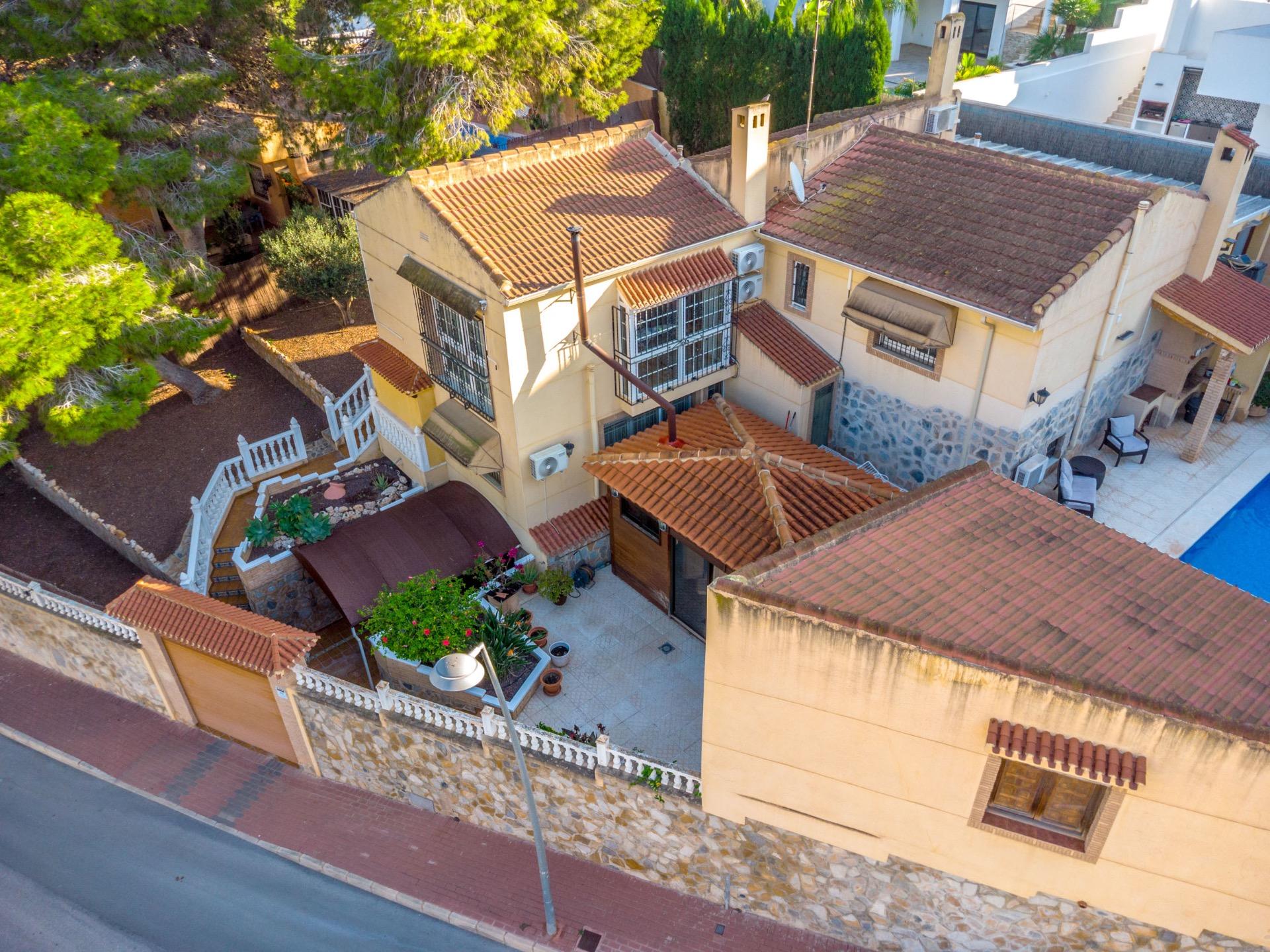 For sale - 4 Bedroom 3 Bathroom Villa in Torrevieja - Los Balcones  - Alicante