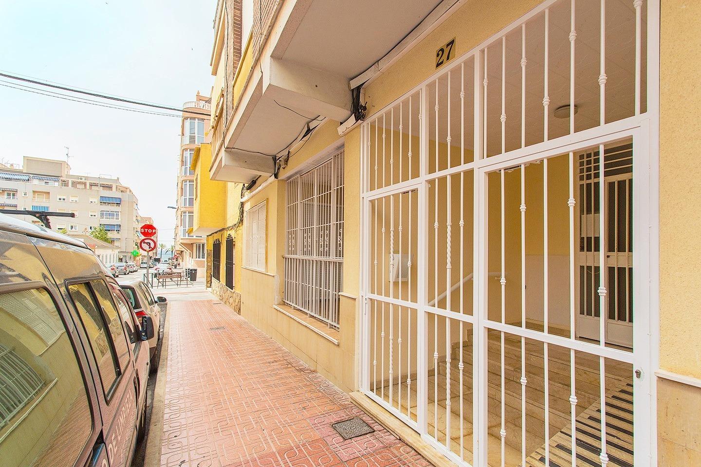 For sale - 3 Bedroom 2 Bathroom Apartment in Torrevieja - Playa Del Cura  - Alicante