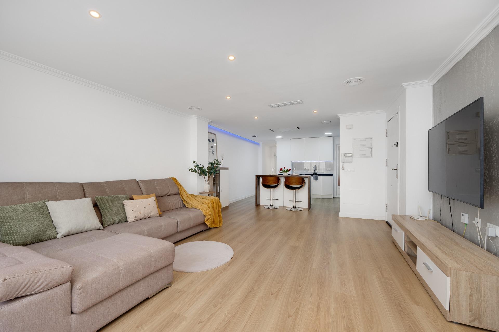 For sale - 3 Bedroom 2 Bathroom Apartment in Torrevieja - Centro  - Alicante