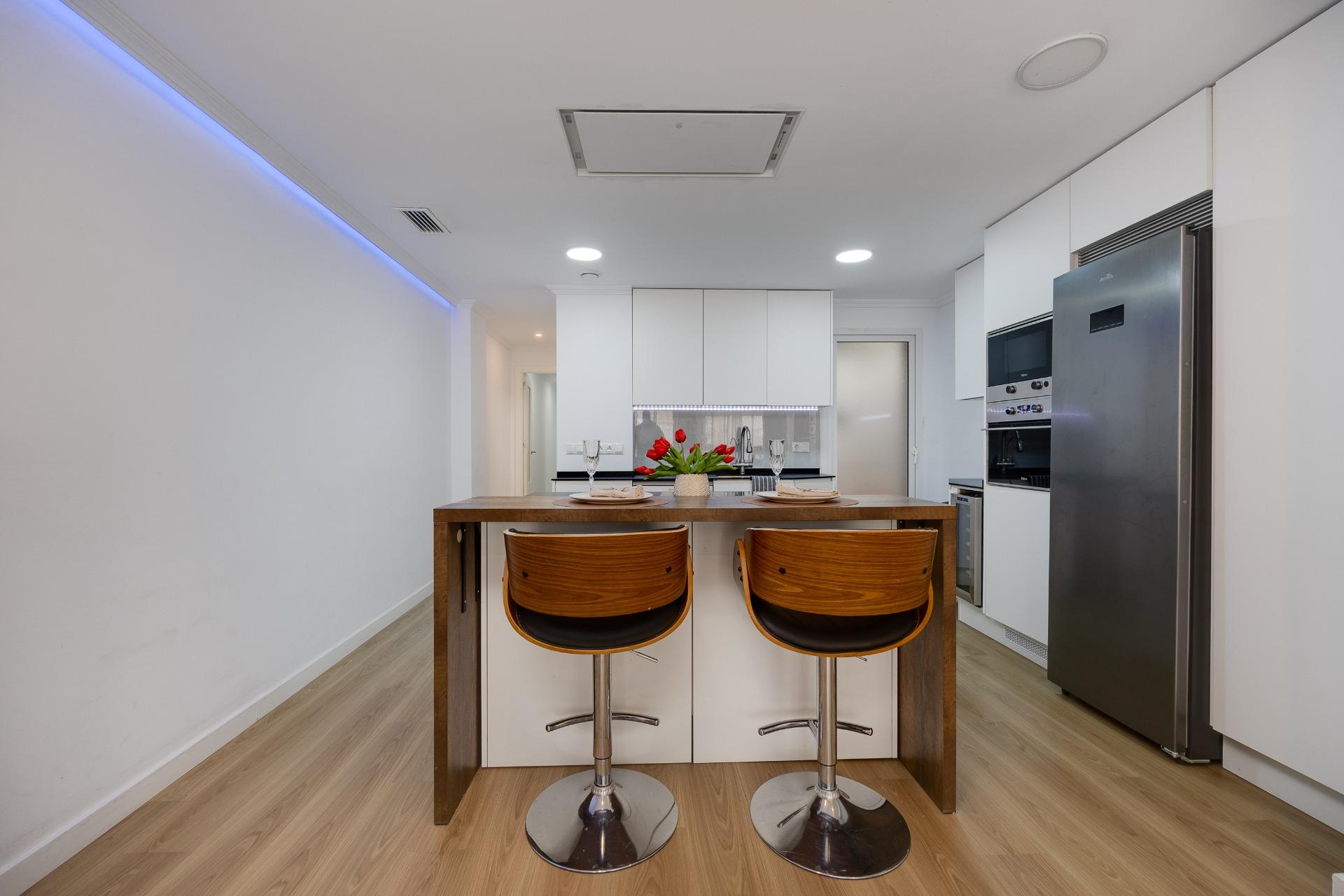For sale - 3 Bedroom 2 Bathroom Apartment in Torrevieja - Centro  - Alicante