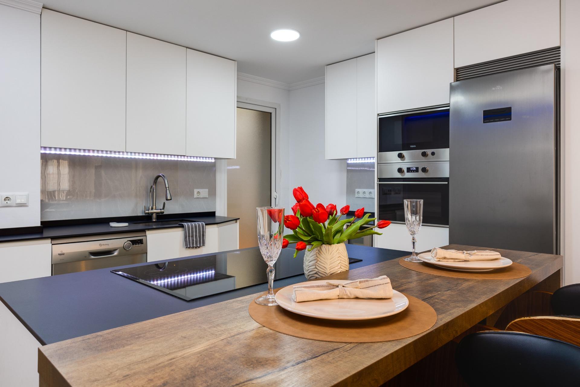 For sale - 3 Bedroom 2 Bathroom Apartment in Torrevieja - Centro  - Alicante