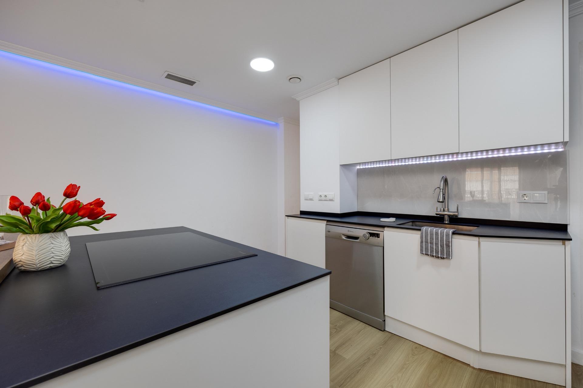 For sale - 3 Bedroom 2 Bathroom Apartment in Torrevieja - Centro  - Alicante