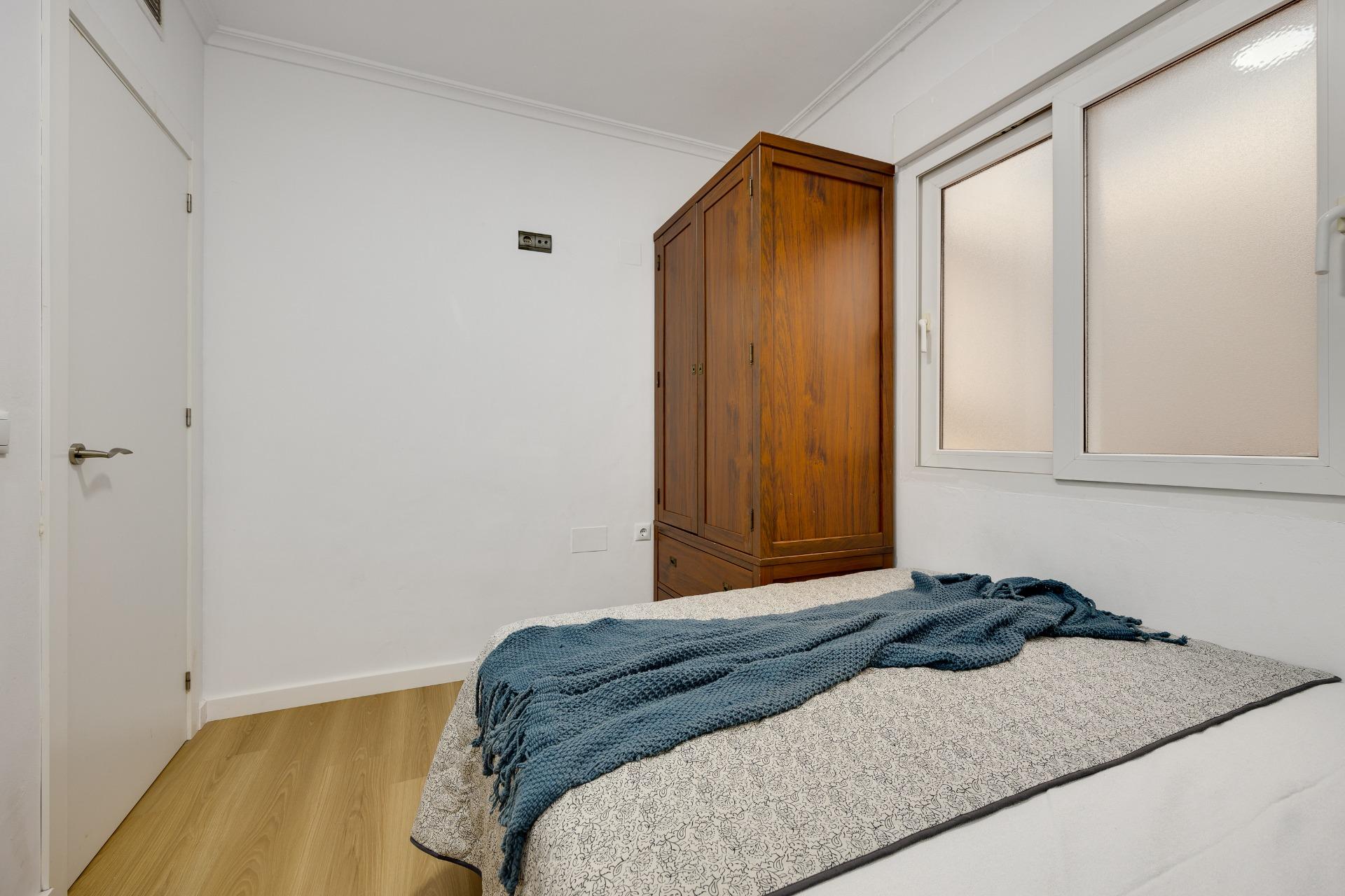 For sale - 3 Bedroom 2 Bathroom Apartment in Torrevieja - Centro  - Alicante