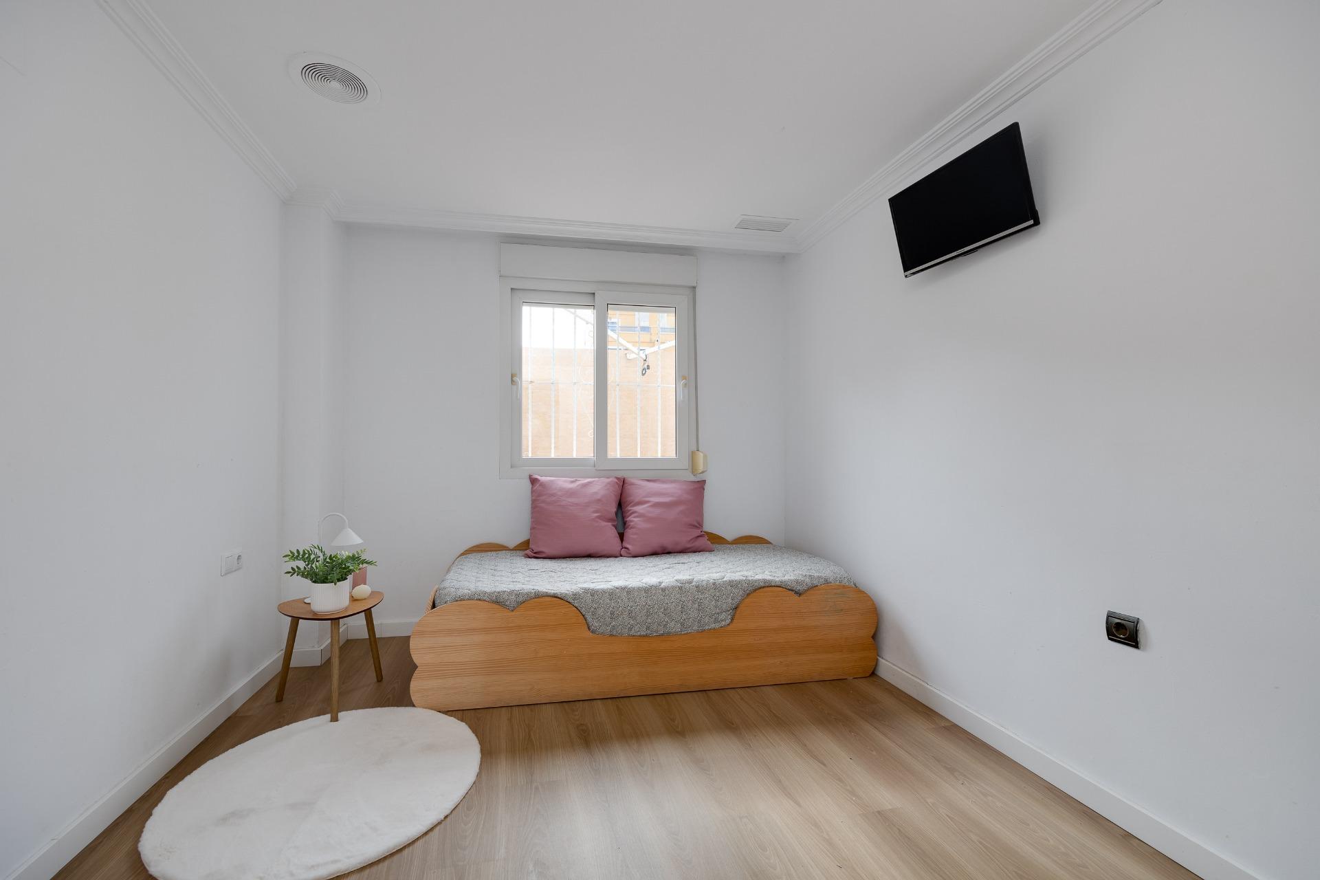 For sale - 3 Bedroom 2 Bathroom Apartment in Torrevieja - Centro  - Alicante