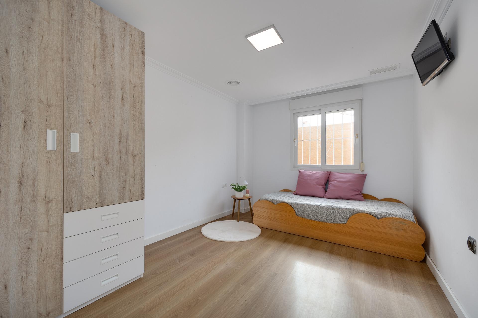 For sale - 3 Bedroom 2 Bathroom Apartment in Torrevieja - Centro  - Alicante