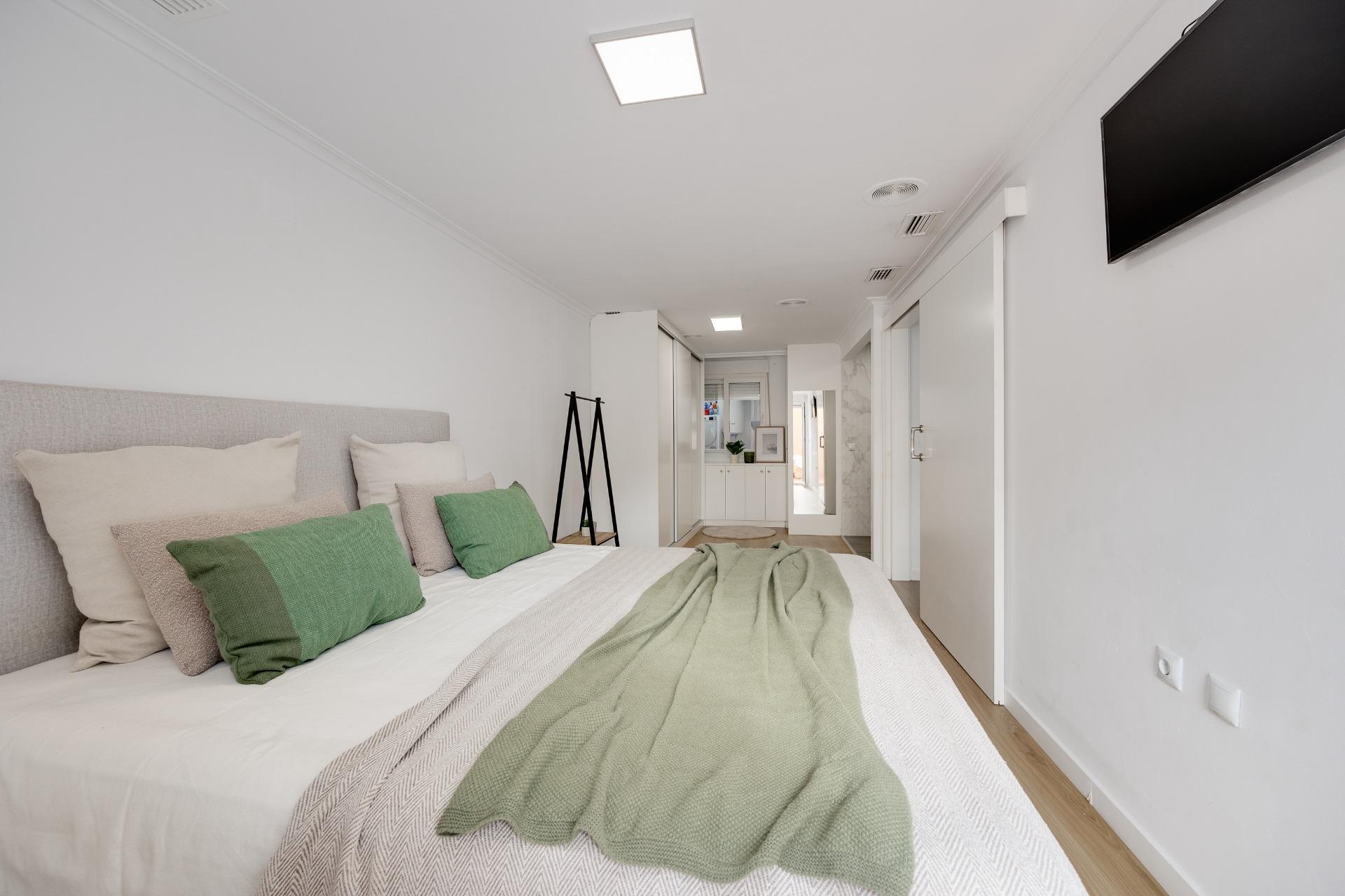 For sale - 3 Bedroom 2 Bathroom Apartment in Torrevieja - Centro  - Alicante