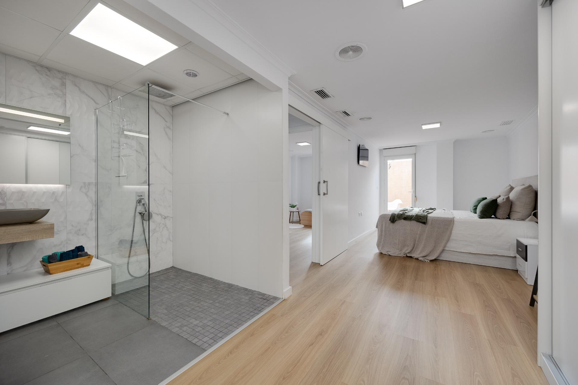 For sale - 3 Bedroom 2 Bathroom Apartment in Torrevieja - Centro  - Alicante