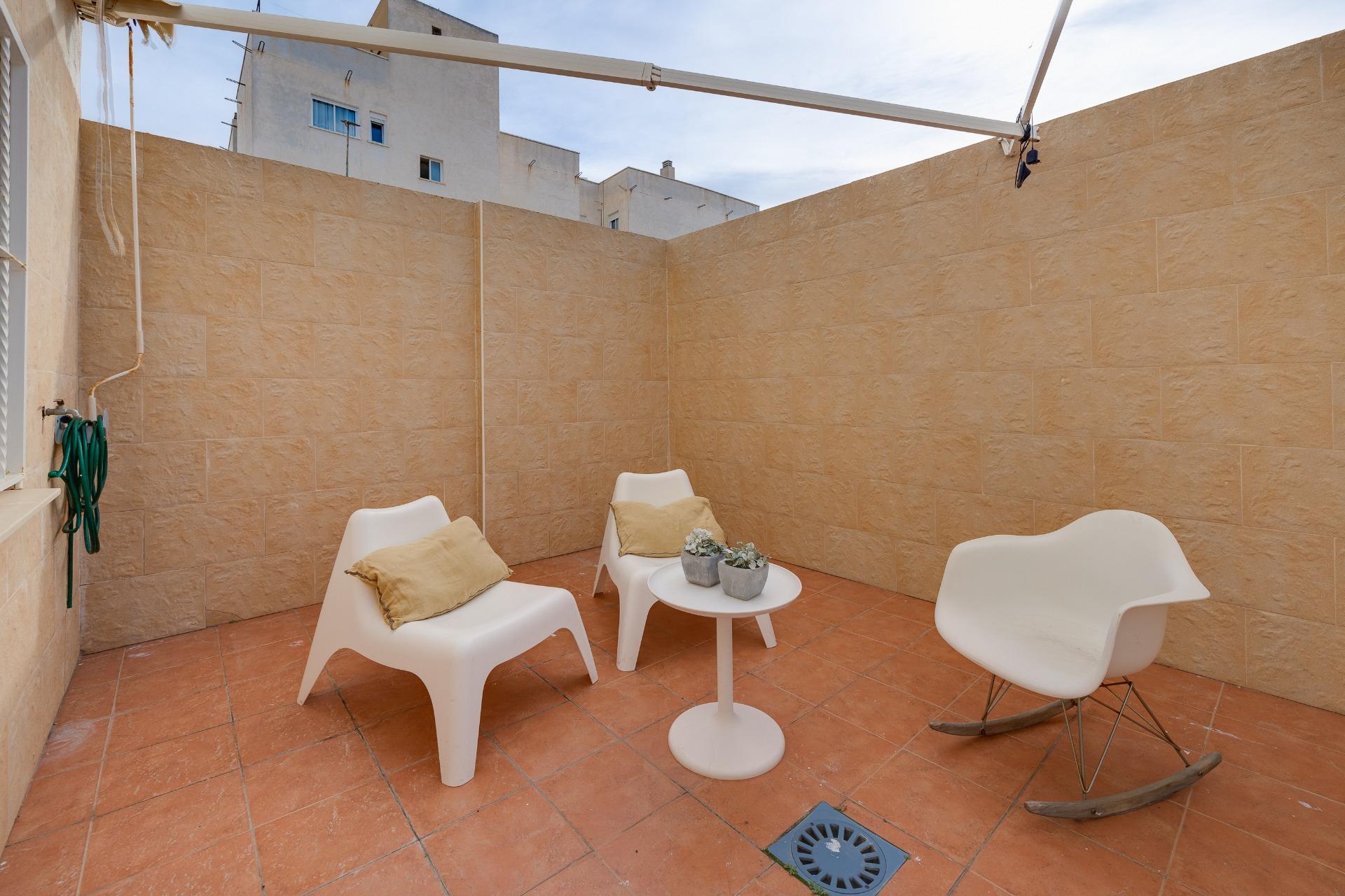 For sale - 3 Bedroom 2 Bathroom Apartment in Torrevieja - Centro  - Alicante