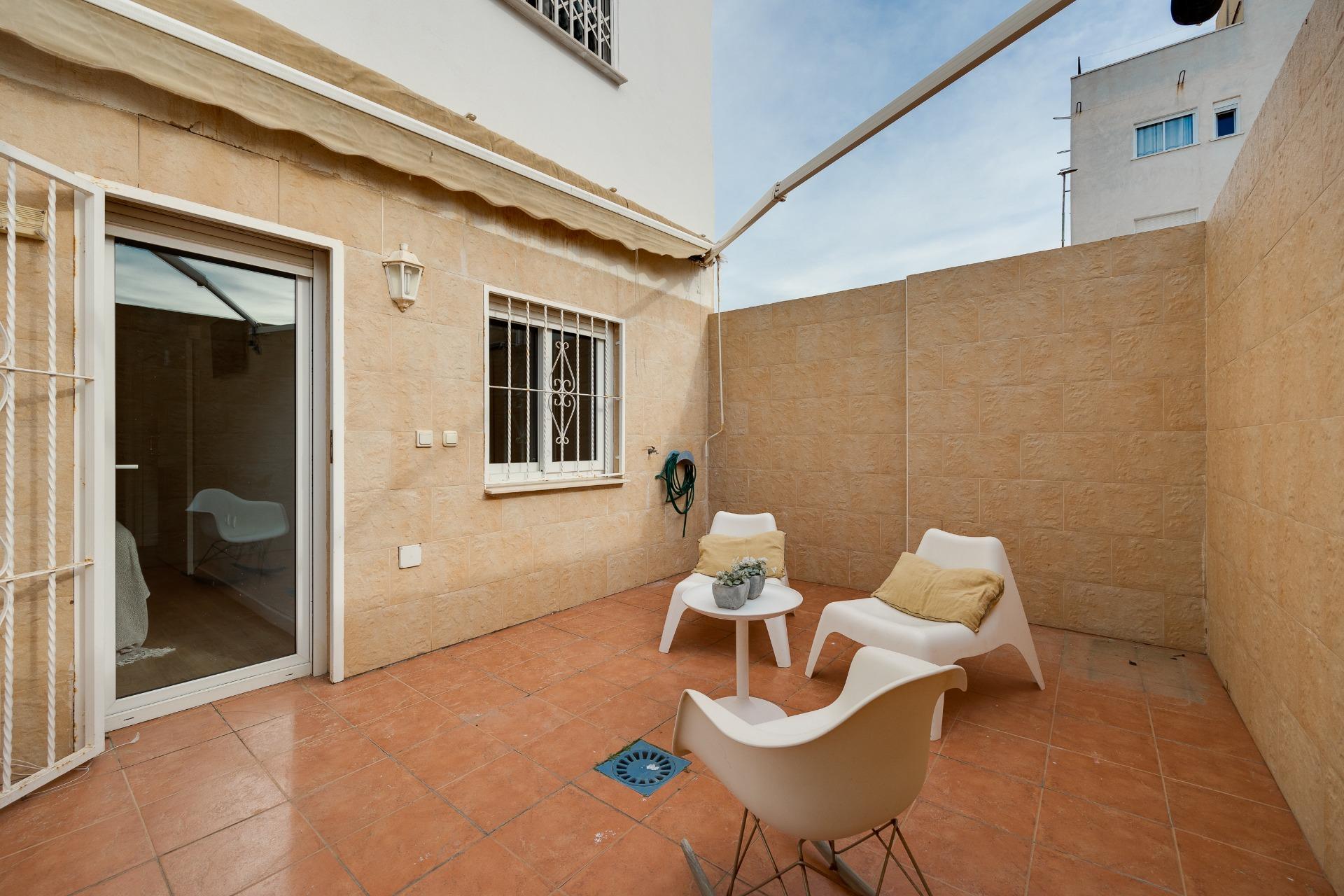 For sale - 3 Bedroom 2 Bathroom Apartment in Torrevieja - Centro  - Alicante
