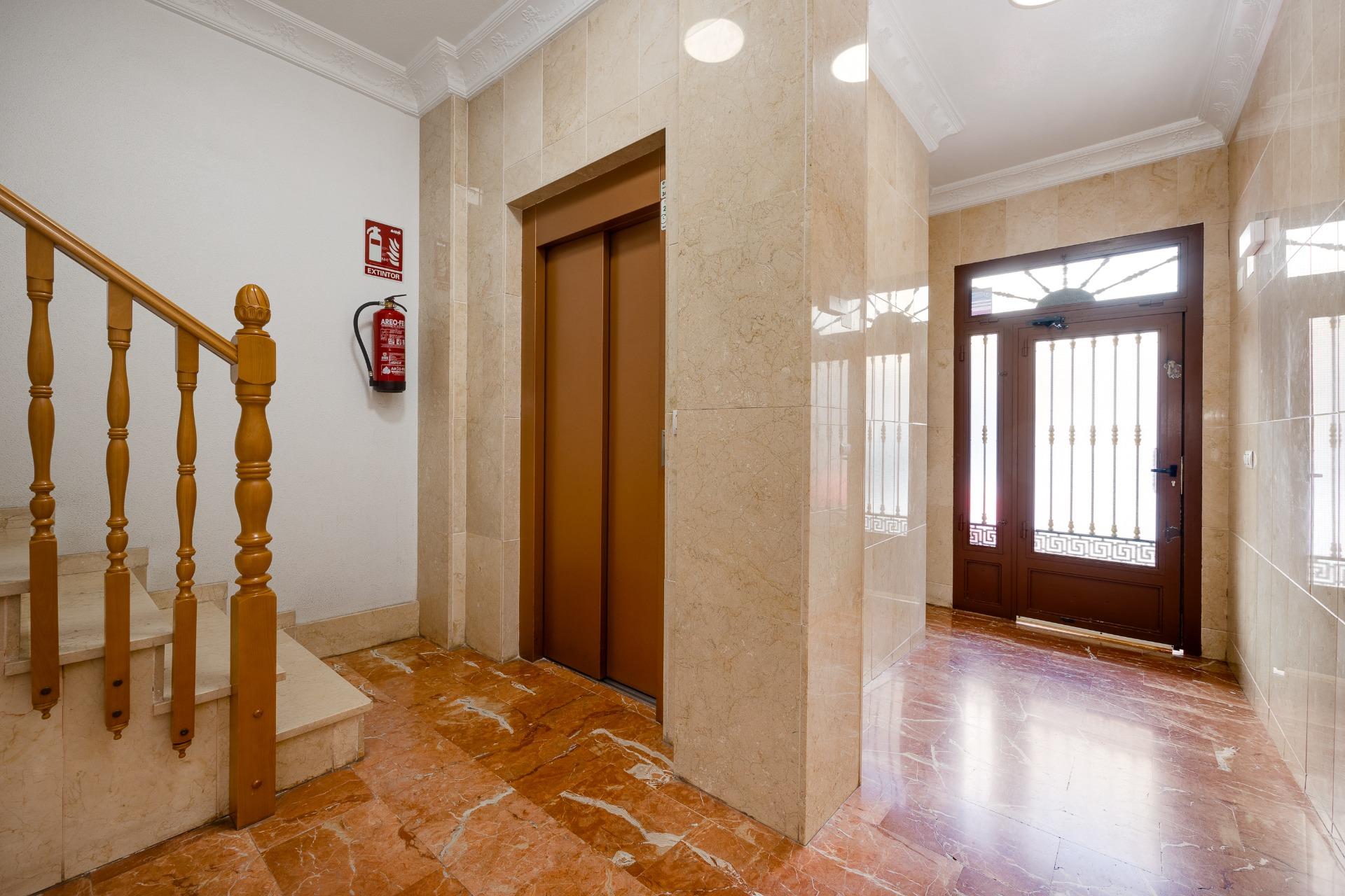 For sale - 3 Bedroom 2 Bathroom Apartment in Torrevieja - Centro  - Alicante