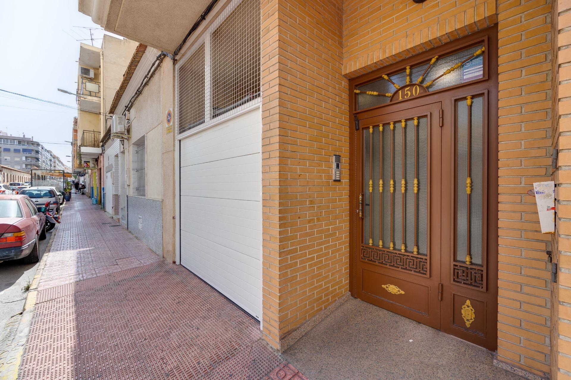 For sale - 3 Bedroom 2 Bathroom Apartment in Torrevieja - Centro  - Alicante