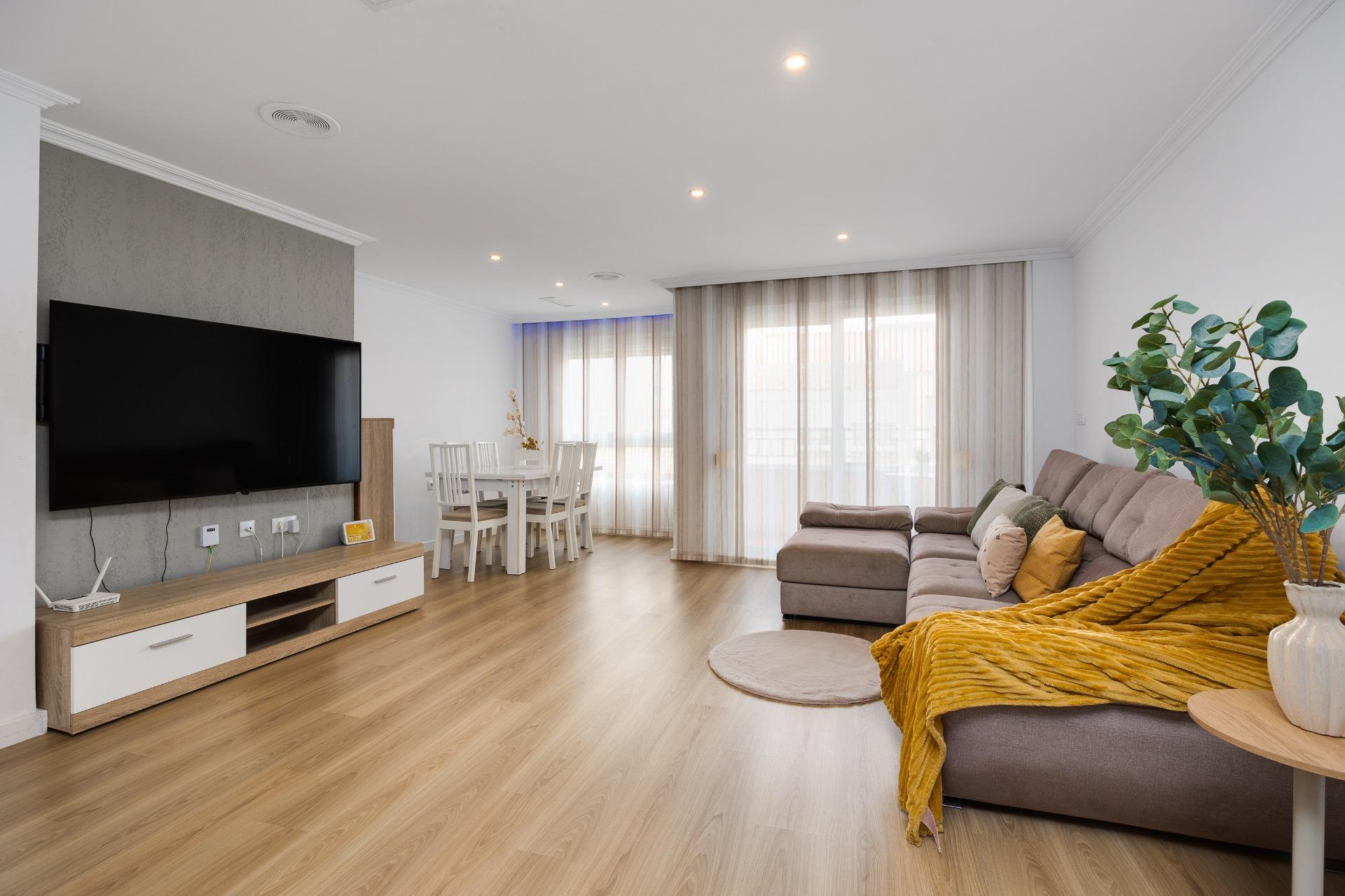 For sale - 3 Bedroom 2 Bathroom Apartment in Torrevieja - Centro  - Alicante