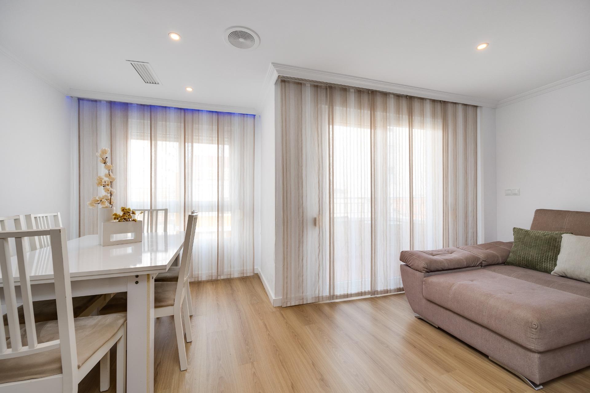 For sale - 3 Bedroom 2 Bathroom Apartment in Torrevieja - Centro  - Alicante