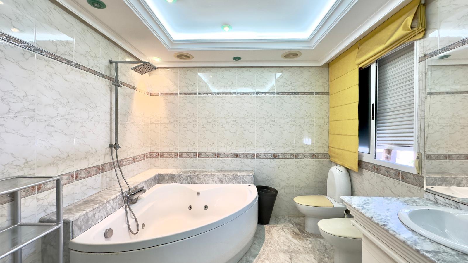 For sale - 2 Bedroom 2 Bathroom Penthouse in Torrevieja - Centro  - Alicante