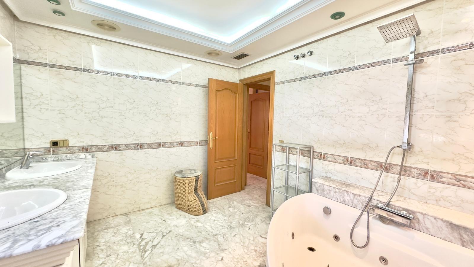 For sale - 2 Bedroom 2 Bathroom Penthouse in Torrevieja - Centro  - Alicante