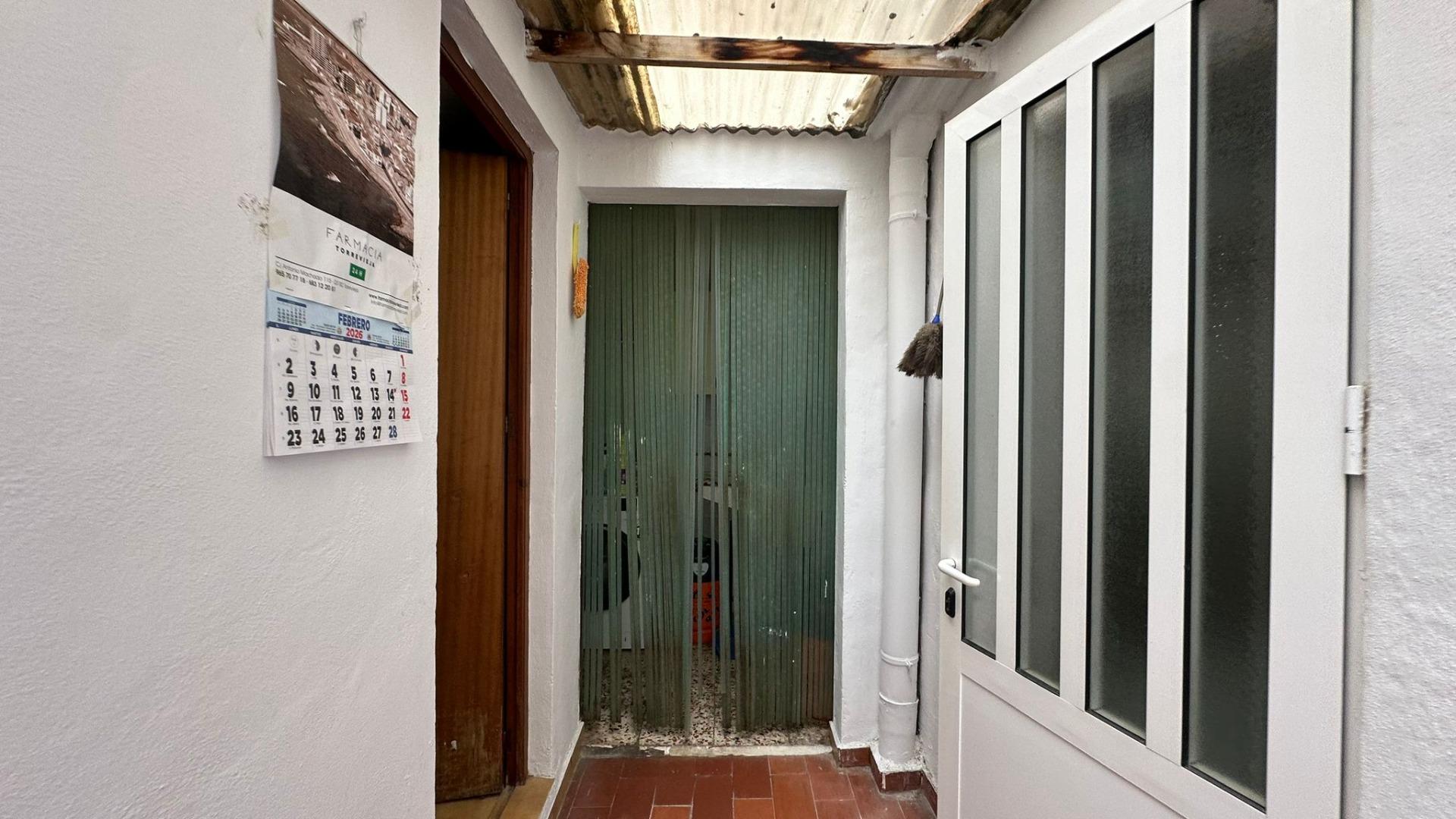 For sale - 4 Bedroom 1 Bathroom Apartment in Torrevieja - Estacion De Autobuses  - Alicante