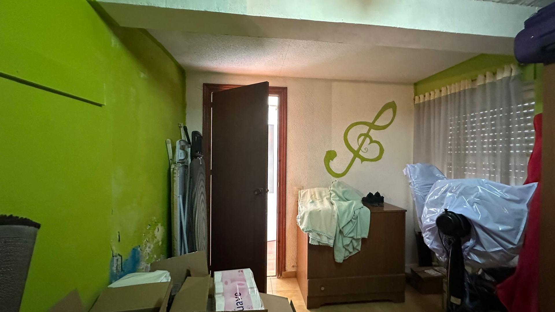 For sale - 4 Bedroom 1 Bathroom Apartment in Torrevieja - Estacion De Autobuses  - Alicante