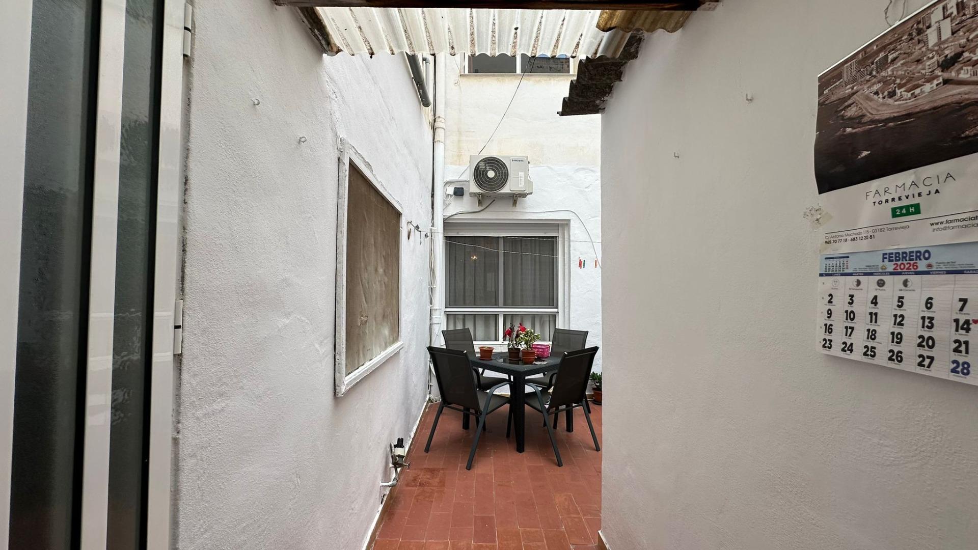 For sale - 4 Bedroom 1 Bathroom Apartment in Torrevieja - Estacion De Autobuses  - Alicante