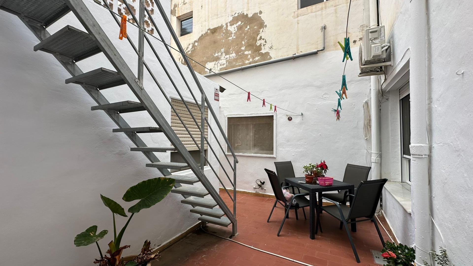 For sale - 4 Bedroom 1 Bathroom Apartment in Torrevieja - Estacion De Autobuses  - Alicante