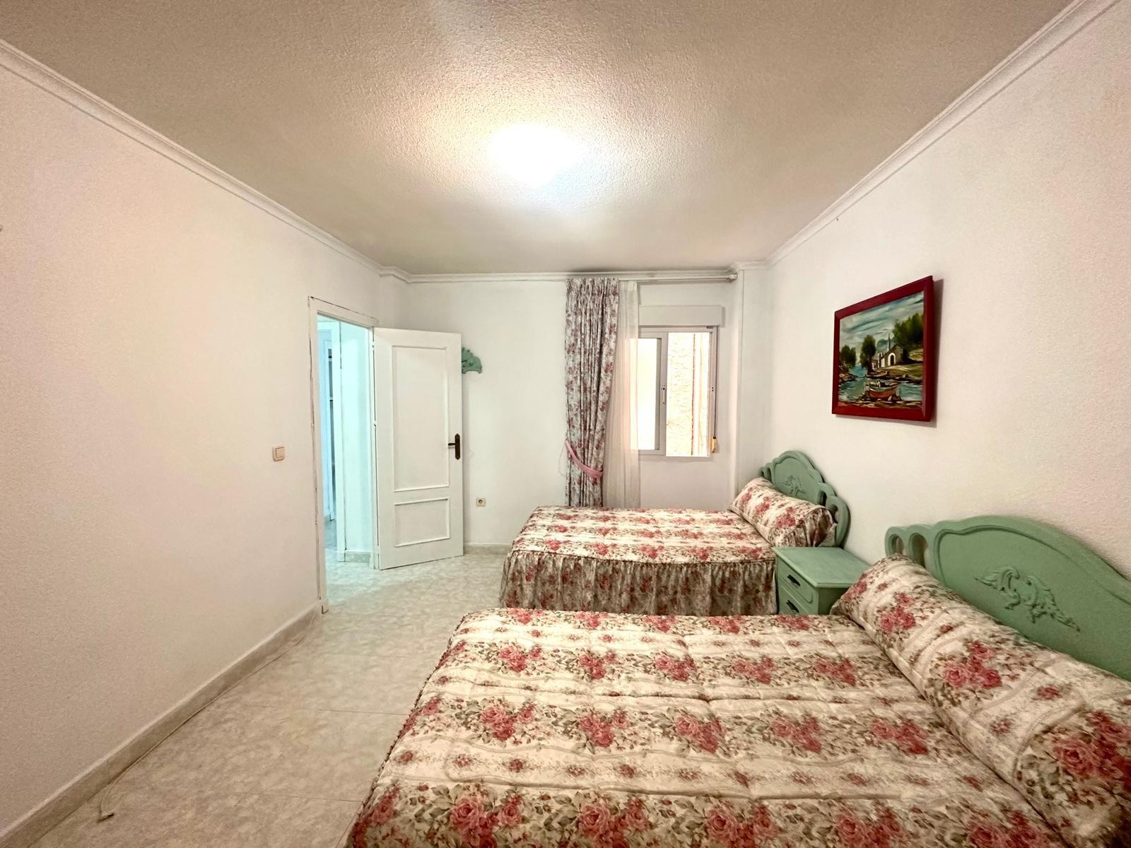 For sale - 3 Bedroom 2 Bathroom Apartment in Torrevieja - Centro  - Alicante